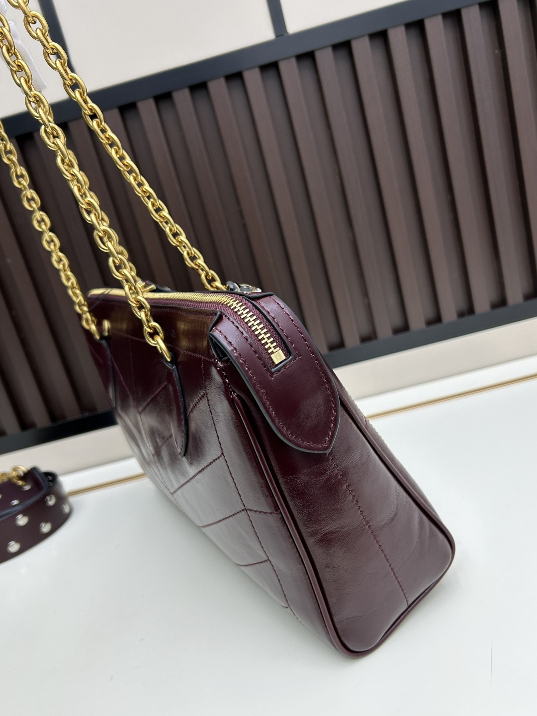 大号牛皮GARAVANI PANTHEA 手袋采用亮面和哑光羊皮革材质拼接出 V 形图案， 饰以珐琅兽头