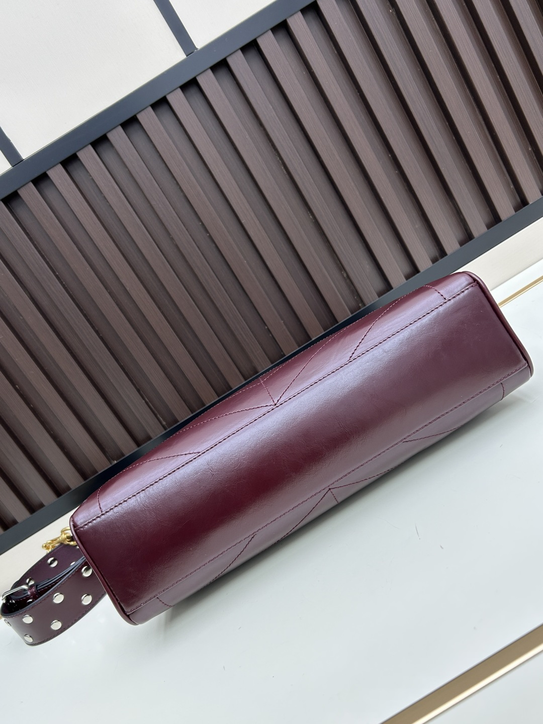 大号牛皮GARAVANI PANTHEA 手袋采用亮面和哑光羊皮革材质拼接出 V 形图案， 饰以珐琅兽头