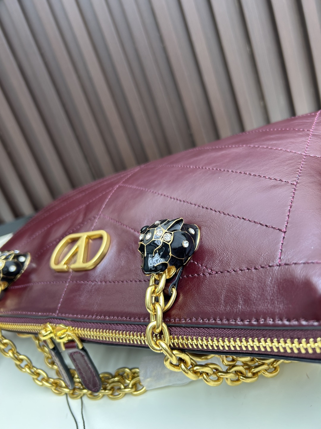 大号牛皮GARAVANI PANTHEA 手袋采用亮面和哑光羊皮革材质拼接出 V 形图案， 饰以珐琅兽头