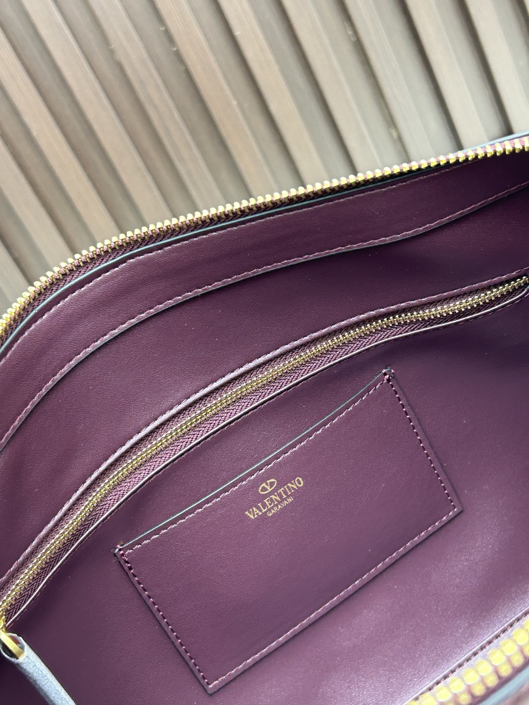 大号牛皮GARAVANI PANTHEA 手袋采用亮面和哑光羊皮革材质拼接出 V 形图案， 饰以珐琅兽头