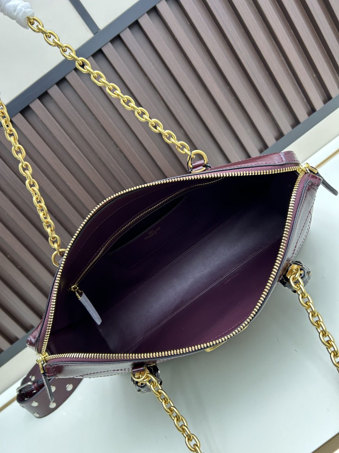 大号牛皮GARAVANI PANTHEA 手袋采用亮面和哑光羊皮革材质拼接出 V 形图案， 饰以珐琅兽头