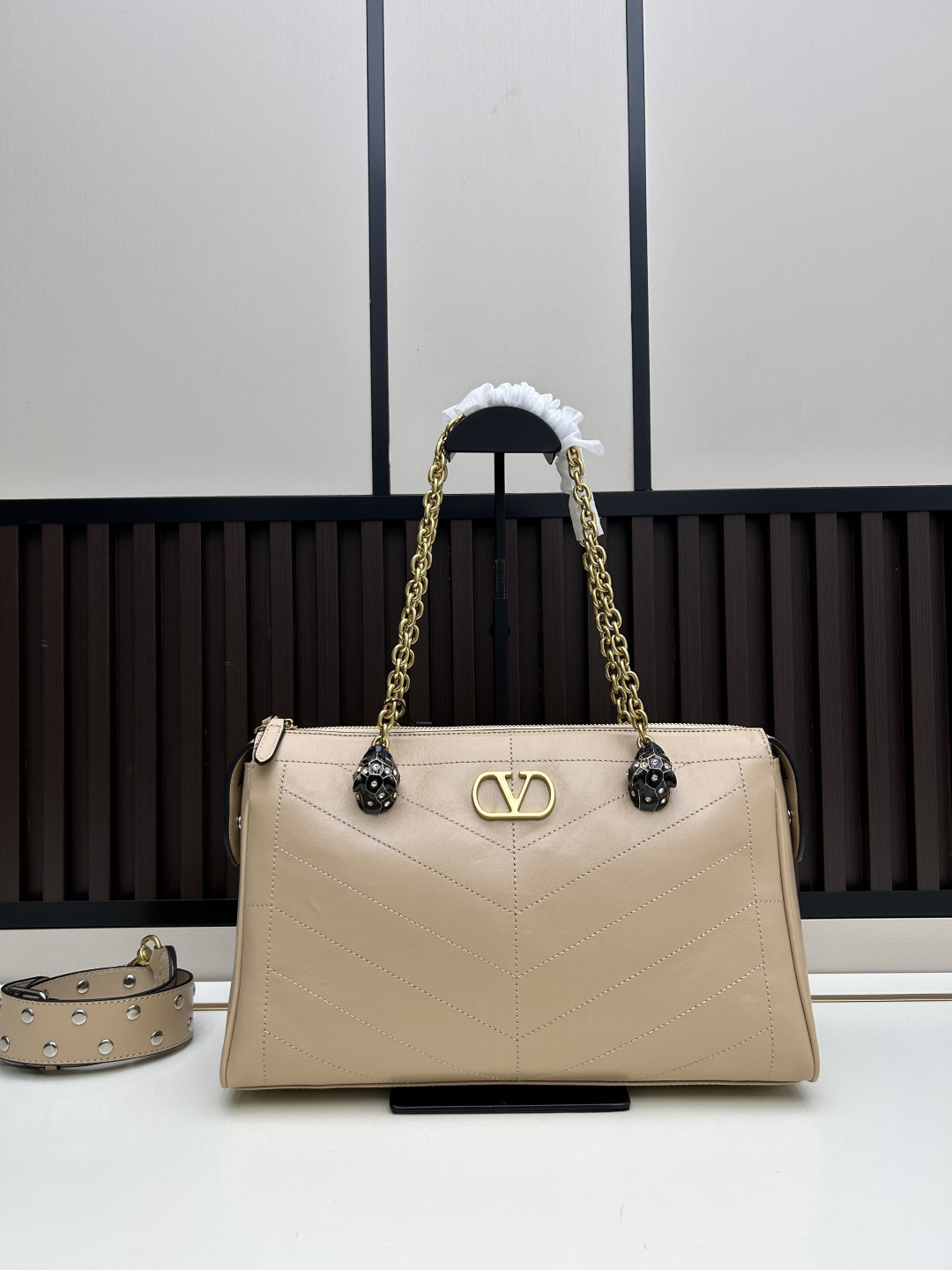 大号牛皮GARAVANI PANTHEA 手袋采用亮面和哑光羊皮革材质拼接出 V 形图案， 饰以珐琅兽头