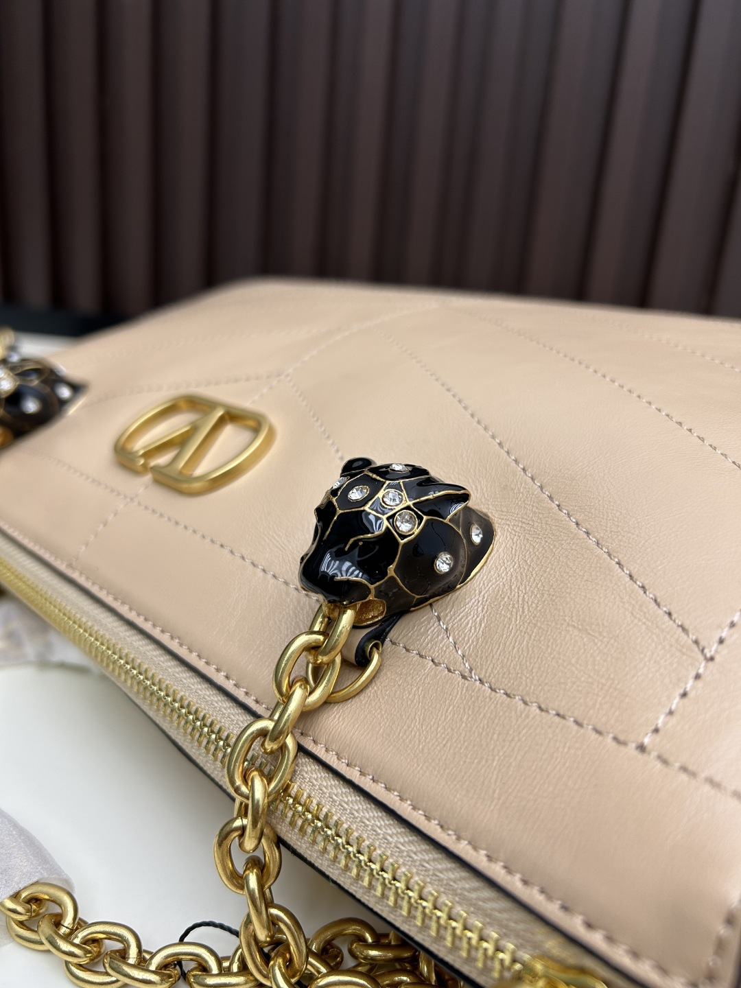 大号牛皮GARAVANI PANTHEA 手袋采用亮面和哑光羊皮革材质拼接出 V 形图案， 饰以珐琅兽头