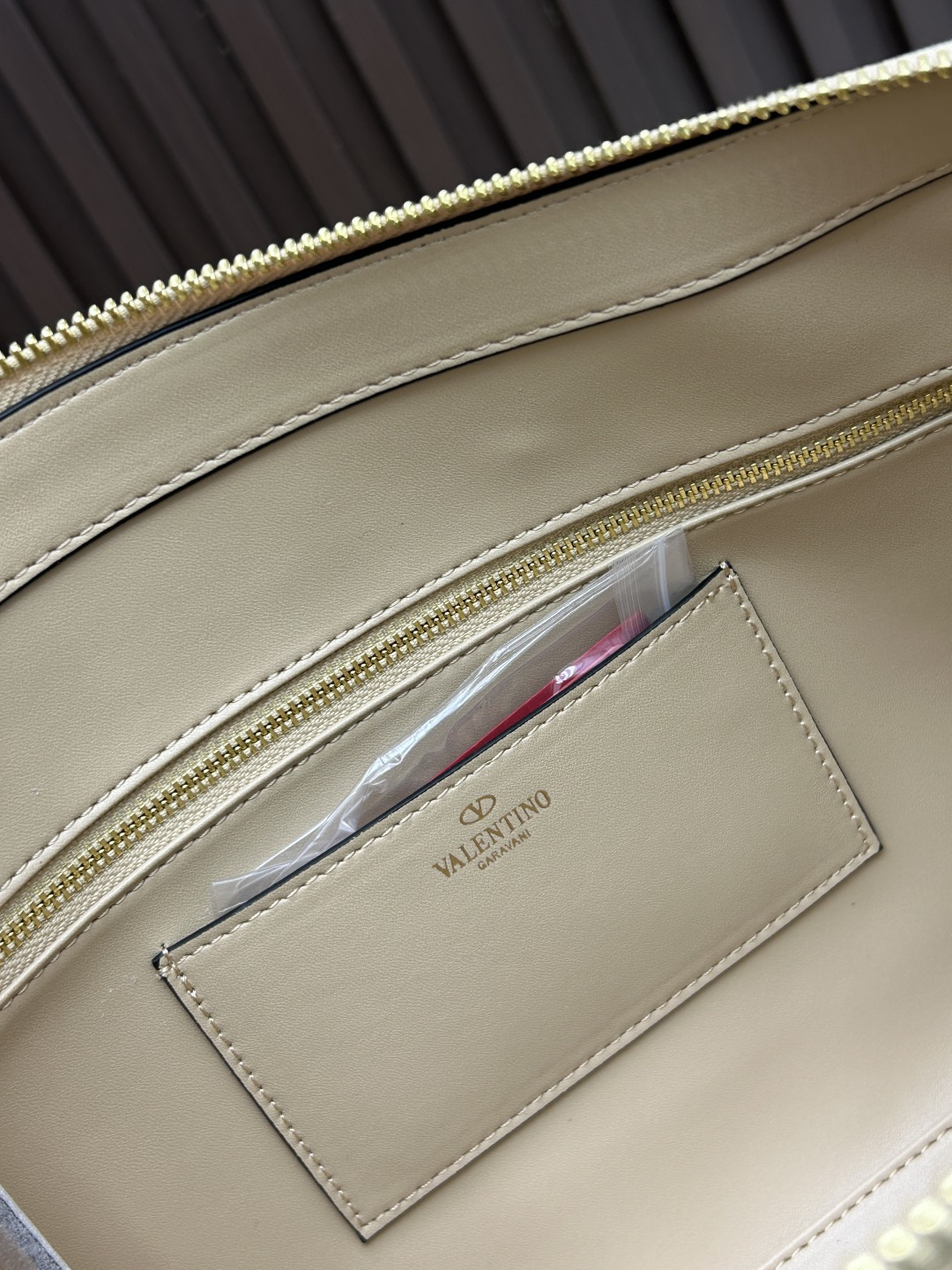 大号牛皮GARAVANI PANTHEA 手袋采用亮面和哑光羊皮革材质拼接出 V 形图案， 饰以珐琅兽头