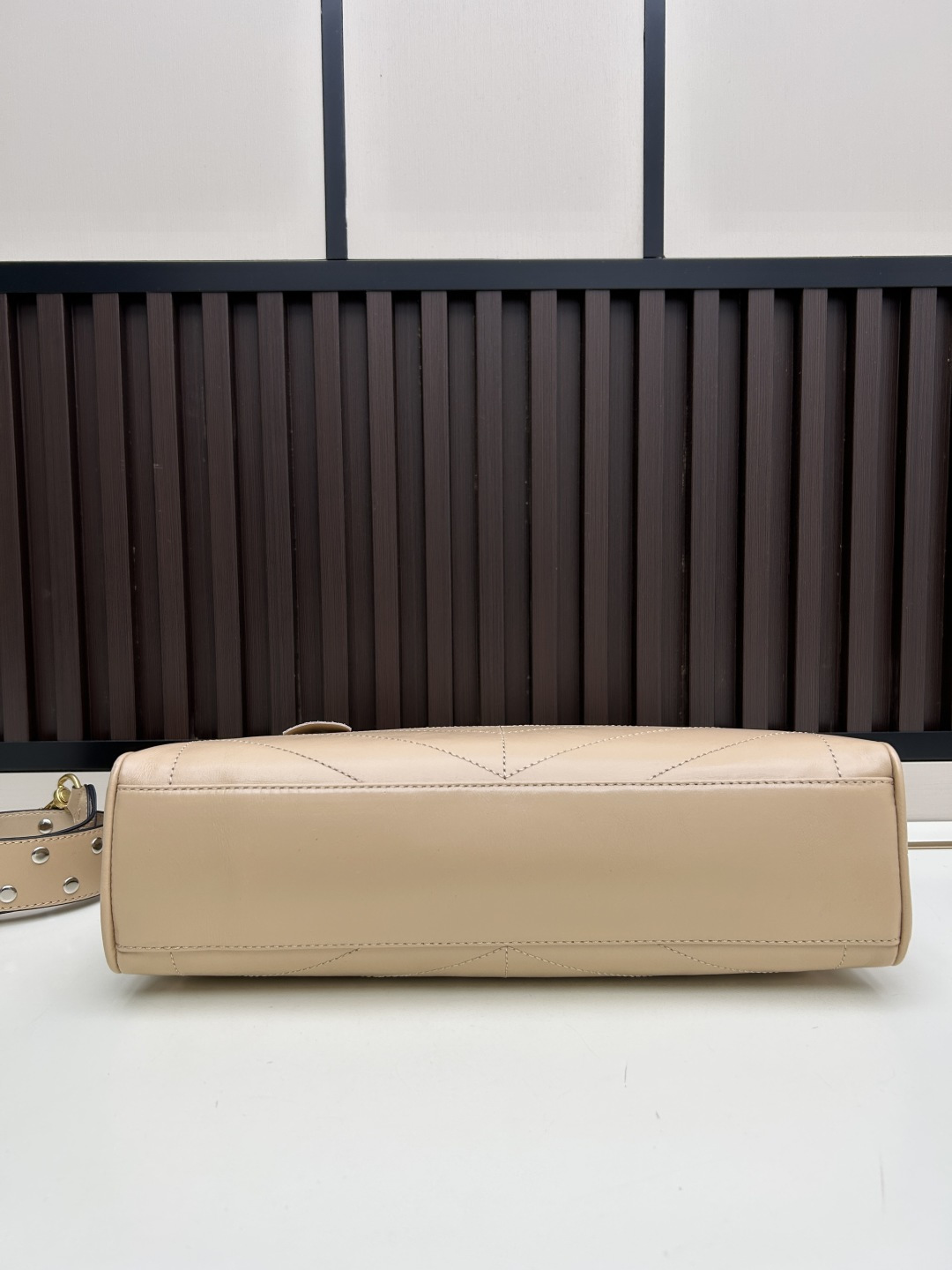 大号牛皮GARAVANI PANTHEA 手袋采用亮面和哑光羊皮革材质拼接出 V 形图案， 饰以珐琅兽头