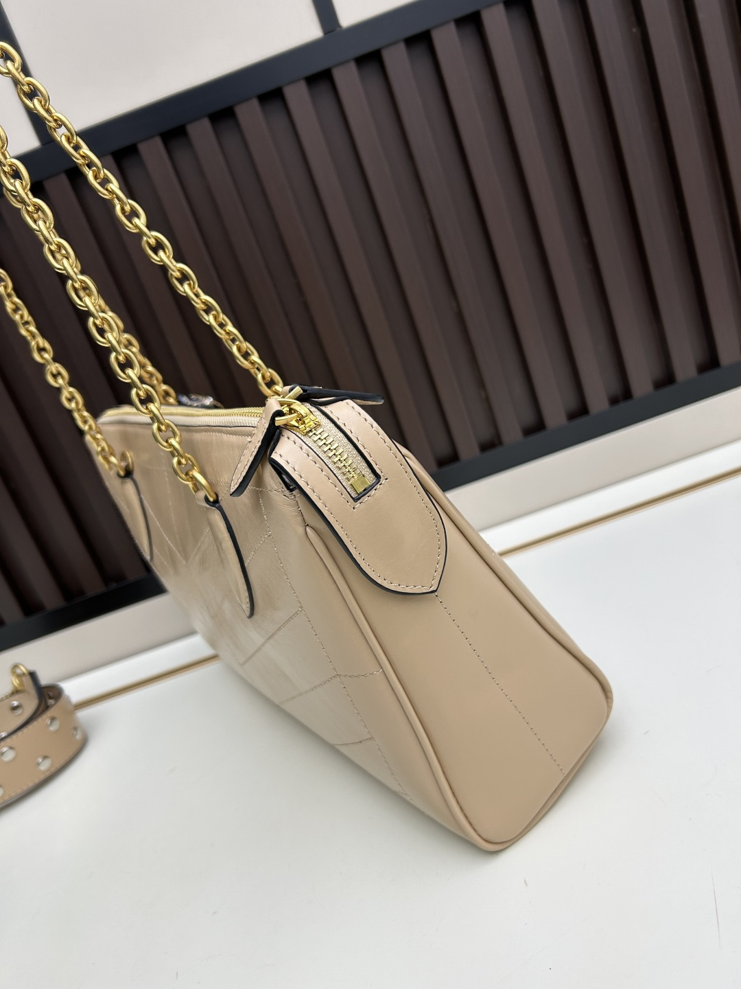 大号牛皮GARAVANI PANTHEA 手袋采用亮面和哑光羊皮革材质拼接出 V 形图案， 饰以珐琅兽头