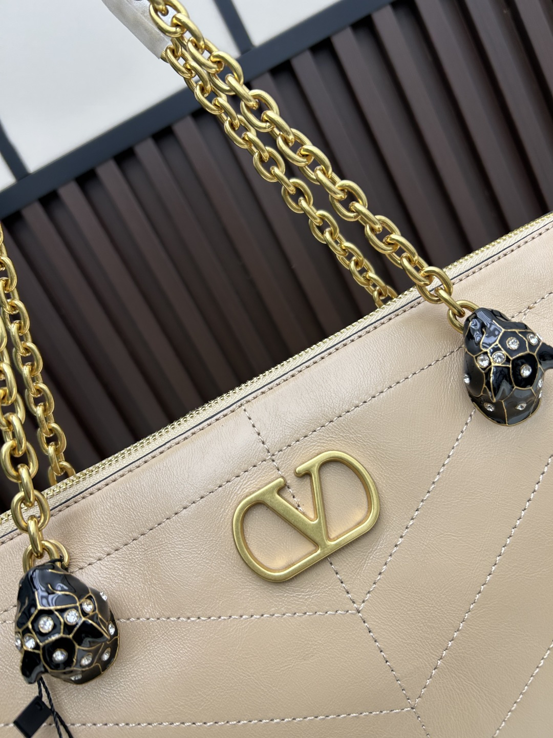 大号牛皮GARAVANI PANTHEA 手袋采用亮面和哑光羊皮革材质拼接出 V 形图案， 饰以珐琅兽头