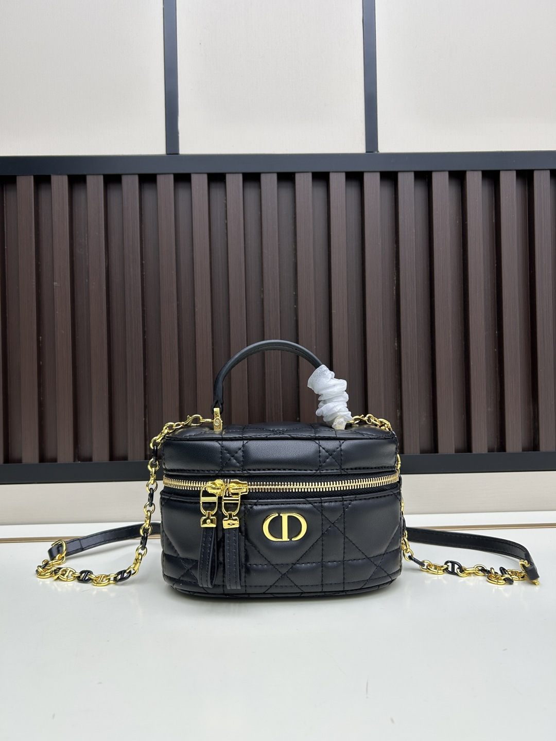 小号批460
dior	30 montaigne 迷你vanity 手袋「黑色」	
这款 30 montaigne 迷你vanity手袋设计精巧，兼具实用功能与高雅气质，为该系列提升格调。采用蓝色oblique 印花面料精心制作，正面饰以cd 标志提升格调。可收纳各种日常用品，设有一个内部口袋和镜子，更显精致。可通过手柄手提，搭配可调节肩带，以金色饰面金属和蓝色珐琅链环相间交错打造，饰以皮革镶片，可肩背或斜挎。正面饰以 cd 标志
拉链开合搭配 cd拉链头顶部手柄
1个隔层搭配镜子内部贴袋
可调节、可拆卸的皮革肩带
型号:7099
大尺寸:20.5x12.8x13.5厘米(长x高x宽)
小尺寸:16.5x8x9.5厘米(长x高x宽)可收纳1部手机、1个卡夹和唇膏