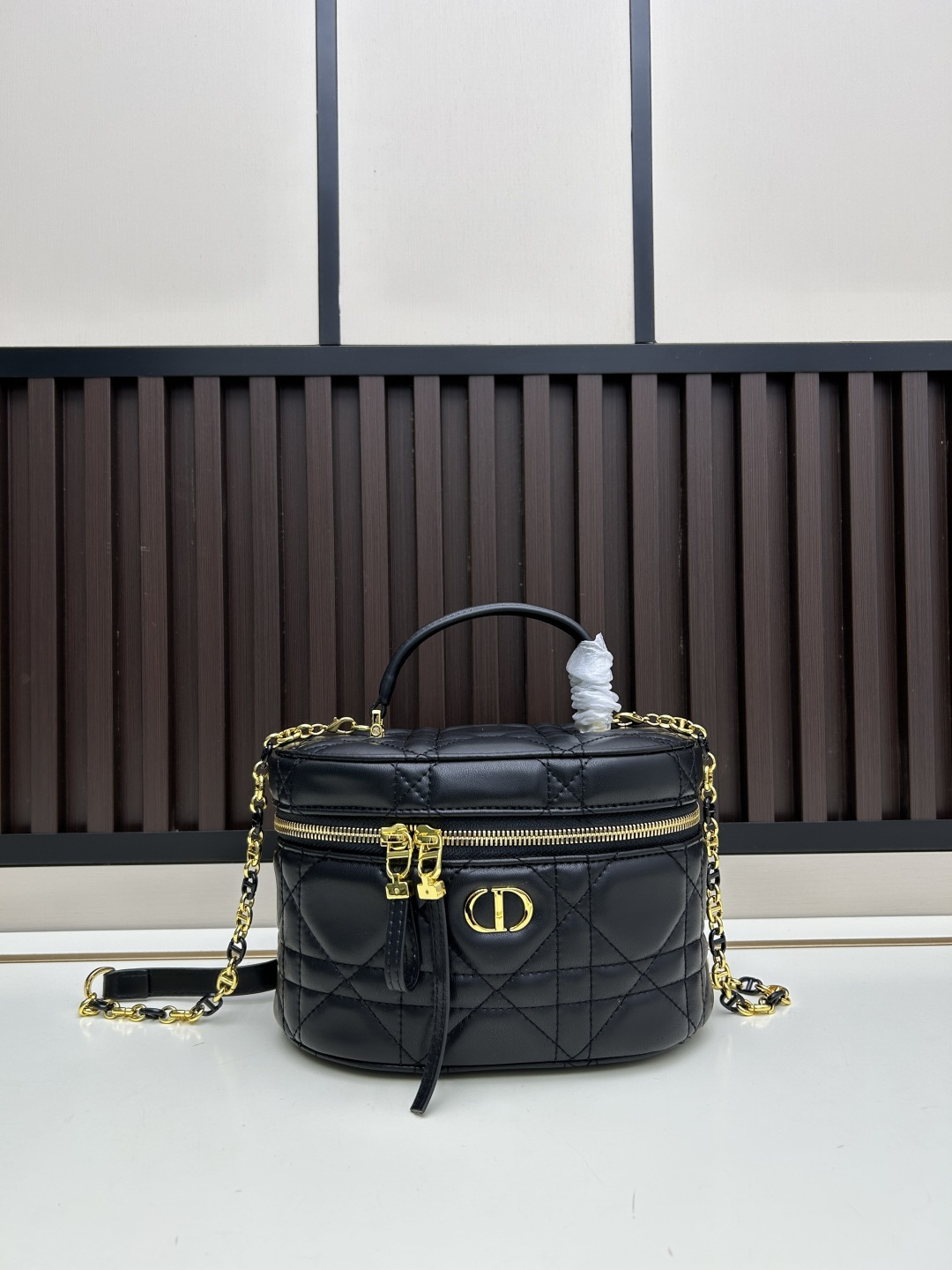 大号批💰470
dior	30 montaigne 迷你vanity 手袋「黑色」	
这款 30 montaigne 迷你vanity手袋设计精巧，兼具实用功能与高雅气质，为该系列提升格调。采用蓝色oblique 印花面料精心制作，正面饰以cd 标志提升格调。可收纳各种日常用品，设有一个内部口袋和镜子，更显精致。可通过手柄手提，搭配可调节肩带，以金色饰面金属和蓝色珐琅链环相间交错打造，饰以皮革镶片，可肩背或斜挎。正面饰以 cd 标志
拉链开合搭配 cd拉链头顶部手柄
1个隔层搭配镜子内部贴袋
可调节、可拆卸的皮革肩带
型号:7099
大尺寸:20.5x12.8x13.5厘米(长x高x宽)
小尺寸:16.5x8x9.5厘米(长x高x宽)可收纳1部手机、1个卡夹和唇膏