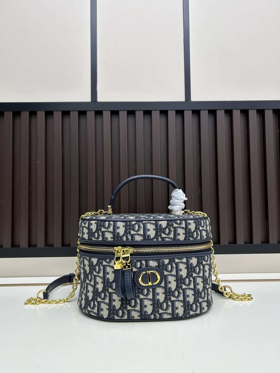 大号批💰470
dior	30 montaigne 迷你vanity 手袋「黑色」	
这款 30 montaigne 迷你vanity手袋设计精巧，兼具实用功能与高雅气质，为该系列提升格调。采用蓝色oblique 印花面料精心制作，正面饰以cd 标志提升格调。可收纳各种日常用品，设有一个内部口袋和镜子，更显精致。可通过手柄手提，搭配可调节肩带，以金色饰面金属和蓝色珐琅链环相间交错打造，饰以皮革镶片，可肩背或斜挎。正面饰以 cd 标志
拉链开合搭配 cd拉链头顶部手柄
1个隔层搭配镜子内部贴袋
可调节、可拆卸的皮革肩带
型号:7099
大尺寸:20.5x12.8x13.5厘米(长x高x宽)
小尺寸:16.5x8x9.5厘米(长x高x宽)可收纳1部手机、1个卡夹和唇膏