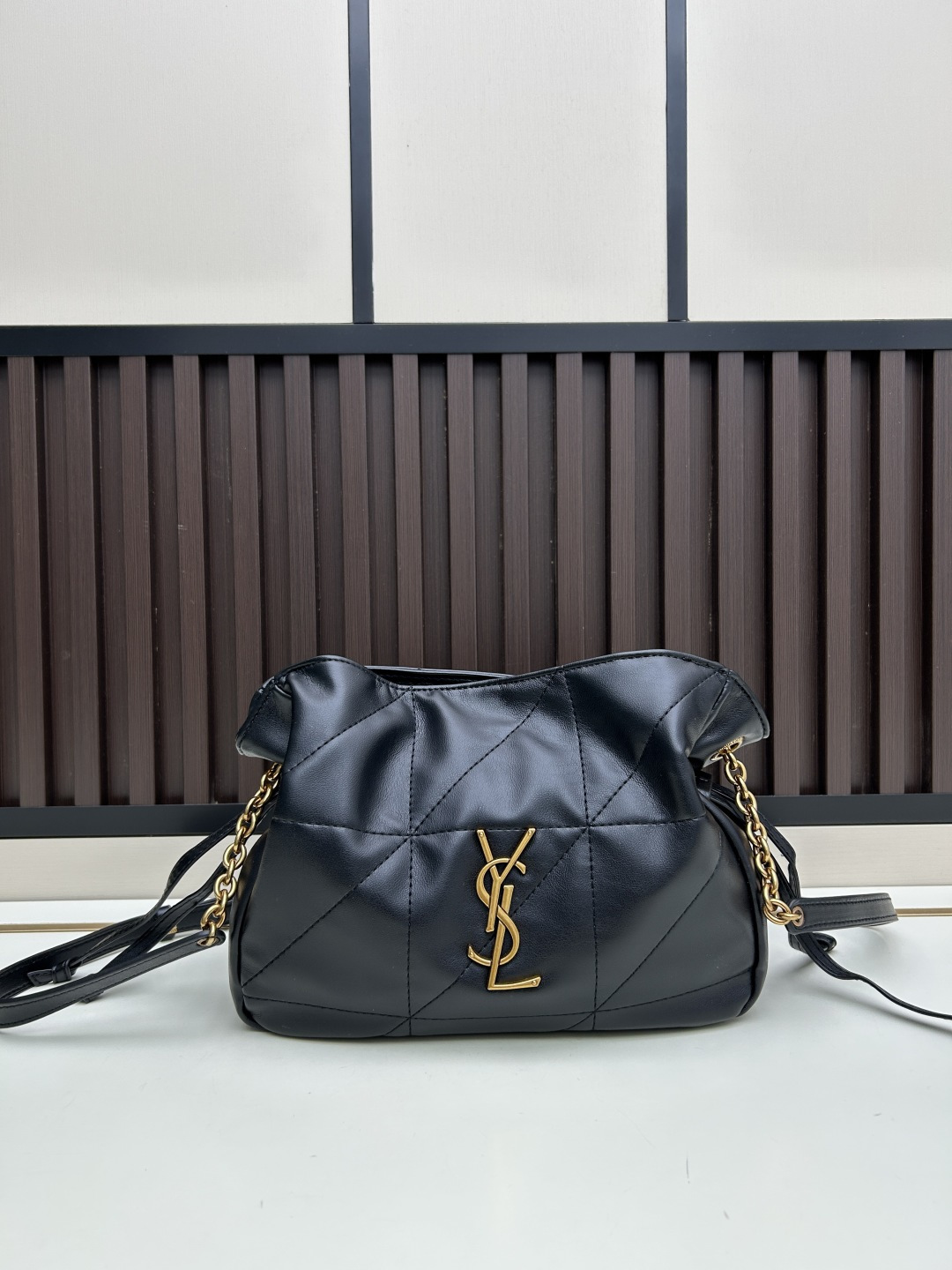 迷你批460💰 JAMIE羊皮革肩背包
JAMIE肩背包，饰以LE CASSANDRE和CARRÉ RIVE GAUCHE明缝线。
这款轻便小巧的手袋搭配链条肩带，可斜挎携带。
抽绳系带可将两侧收紧或展开，打造不同廓形。
袋口尺寸 33，25×19×10 
型号 7016