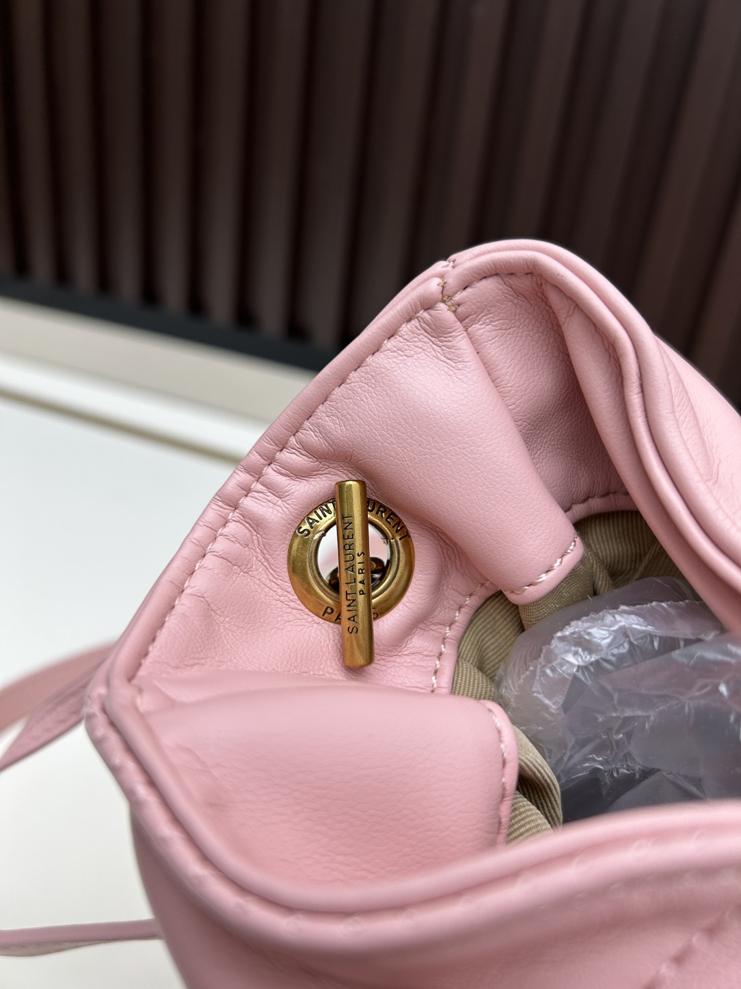 迷你批460💰 JAMIE羊皮革肩背包
JAMIE肩背包,饰以LE CASSANDRE和CARRÉ RIVE GAUCHE明缝线。
这款轻便小巧的手袋搭配链条肩带,可斜挎携带。
抽绳系带可将两侧收紧或展开,打造不同廓形。
袋口尺寸 33,25×19×10
型号 7016