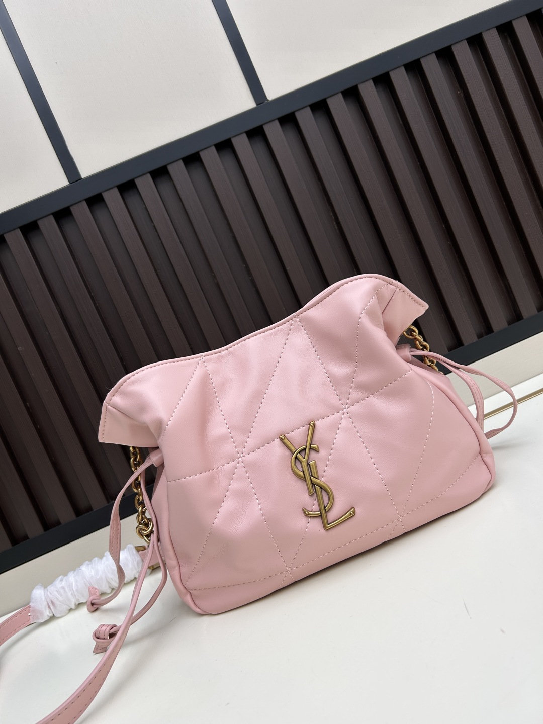 迷你批460💰 JAMIE羊皮革肩背包
JAMIE肩背包,饰以LE CASSANDRE和CARRÉ RIVE GAUCHE明缝线。
这款轻便小巧的手袋搭配链条肩带,可斜挎携带。
抽绳系带可将两侧收紧或展开,打造不同廓形。
袋口尺寸 33,25×19×10
型号 7016