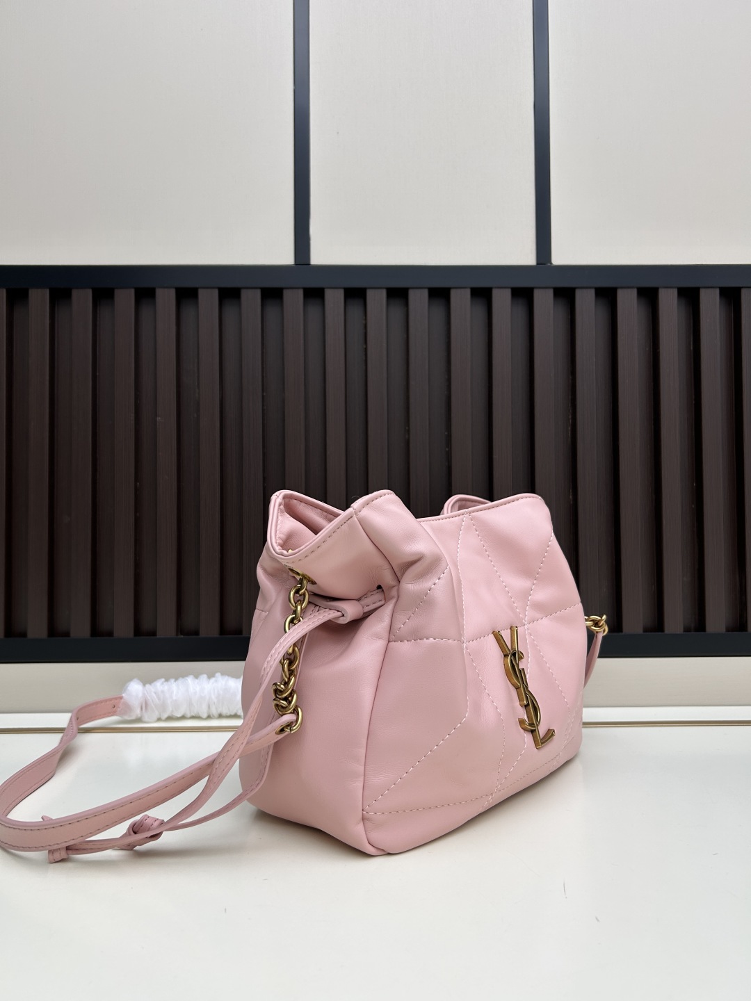 迷你批460💰 JAMIE羊皮革肩背包
JAMIE肩背包,饰以LE CASSANDRE和CARRÉ RIVE GAUCHE明缝线。
这款轻便小巧的手袋搭配链条肩带,可斜挎携带。
抽绳系带可将两侧收紧或展开,打造不同廓形。
袋口尺寸 33,25×19×10
型号 7016