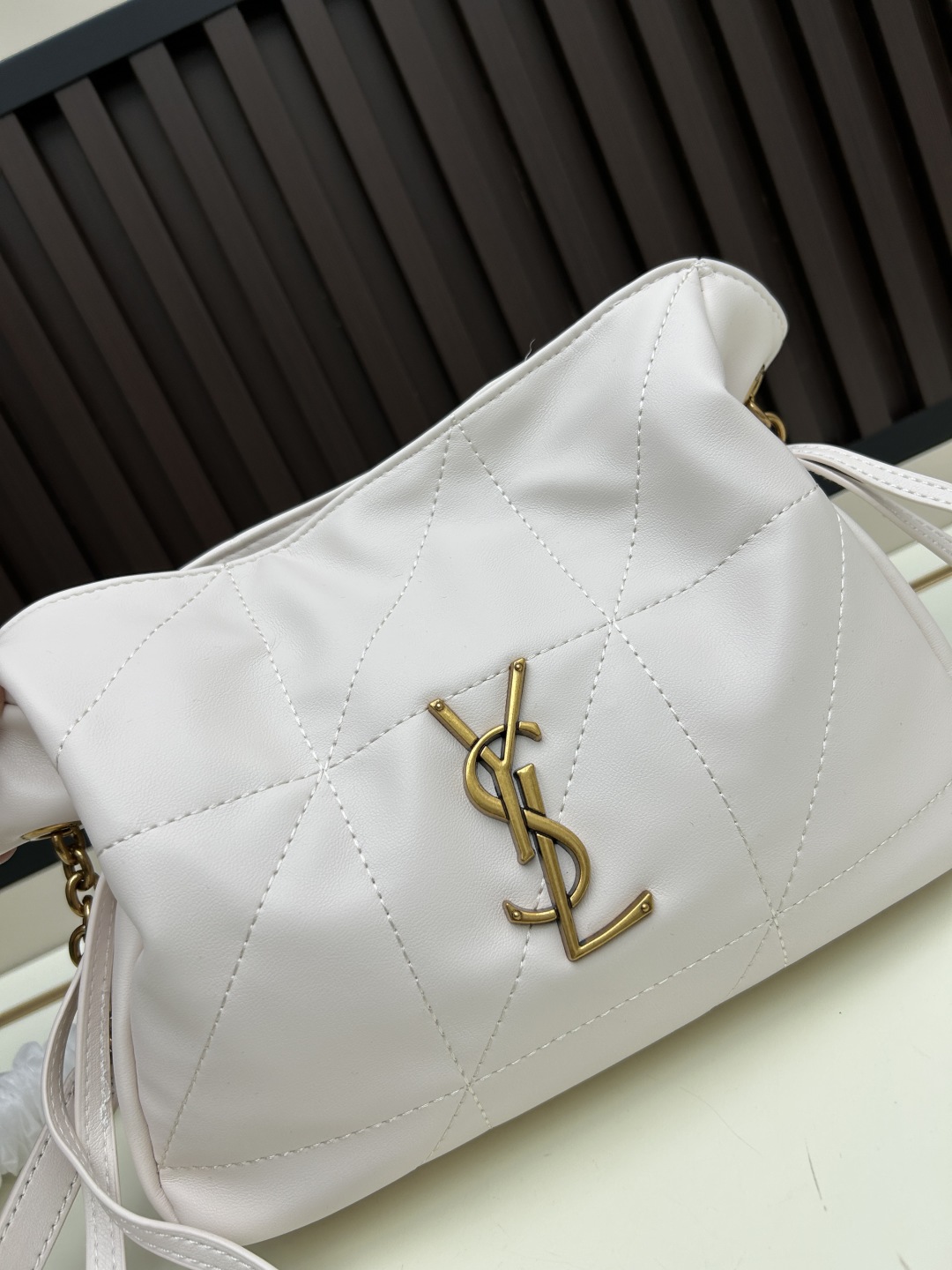 迷你批460💰 JAMIE羊皮革肩背包
JAMIE肩背包,饰以LE CASSANDRE和CARRÉ RIVE GAUCHE明缝线。
这款轻便小巧的手袋搭配链条肩带,可斜挎携带。
抽绳系带可将两侧收紧或展开,打造不同廓形。
袋口尺寸 33,25×19×10
型号 7016