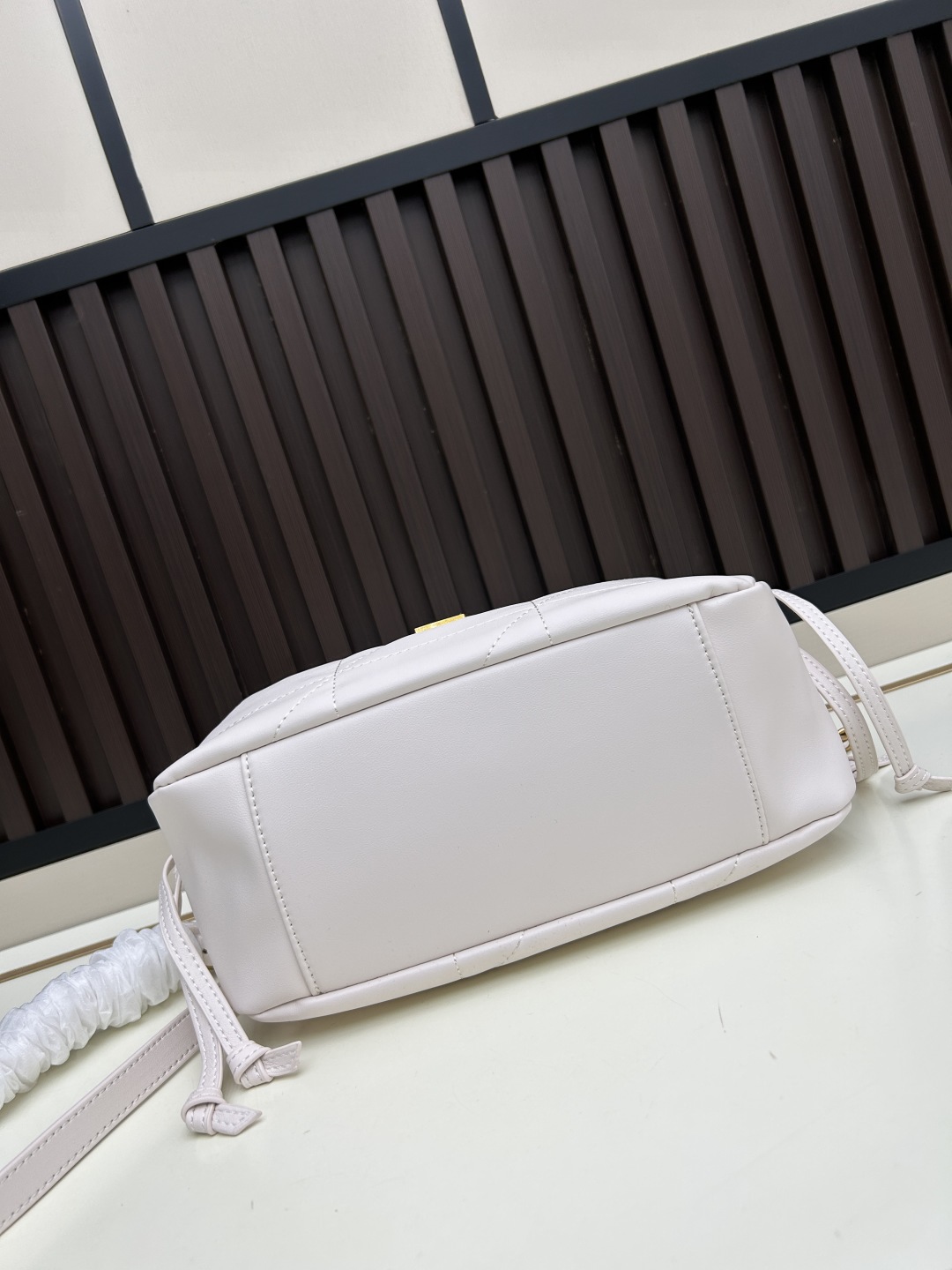 迷你批460💰 JAMIE羊皮革肩背包
JAMIE肩背包,饰以LE CASSANDRE和CARRÉ RIVE GAUCHE明缝线。
这款轻便小巧的手袋搭配链条肩带,可斜挎携带。
抽绳系带可将两侧收紧或展开,打造不同廓形。
袋口尺寸 33,25×19×10
型号 7016