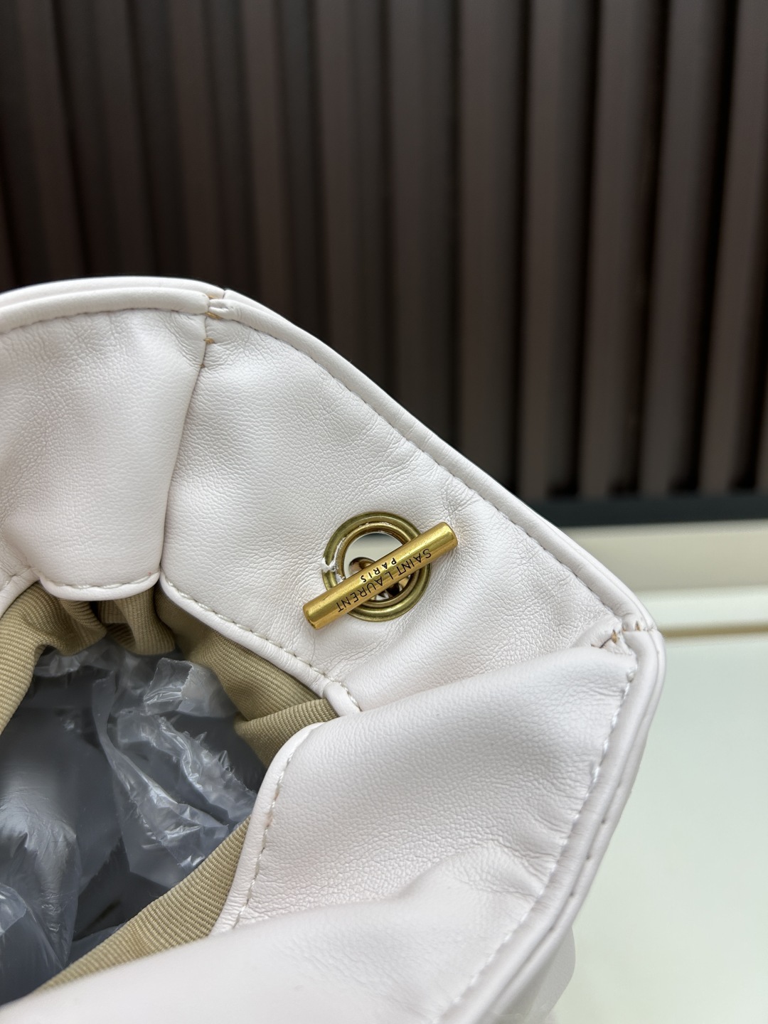 迷你批460💰 JAMIE羊皮革肩背包
JAMIE肩背包,饰以LE CASSANDRE和CARRÉ RIVE GAUCHE明缝线。
这款轻便小巧的手袋搭配链条肩带,可斜挎携带。
抽绳系带可将两侧收紧或展开,打造不同廓形。
袋口尺寸 33,25×19×10
型号 7016