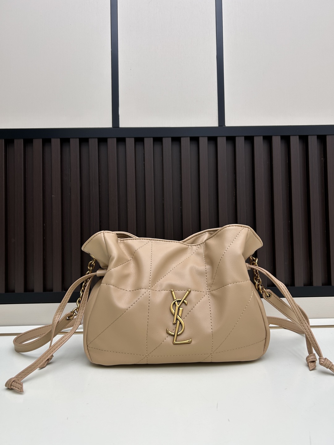 迷你批460💰 JAMIE羊皮革肩背包
JAMIE肩背包,饰以LE CASSANDRE和CARRÉ RIVE GAUCHE明缝线。
这款轻便小巧的手袋搭配链条肩带,可斜挎携带。
抽绳系带可将两侧收紧或展开,打造不同廓形。
袋口尺寸 33,25×19×10
型号 7016