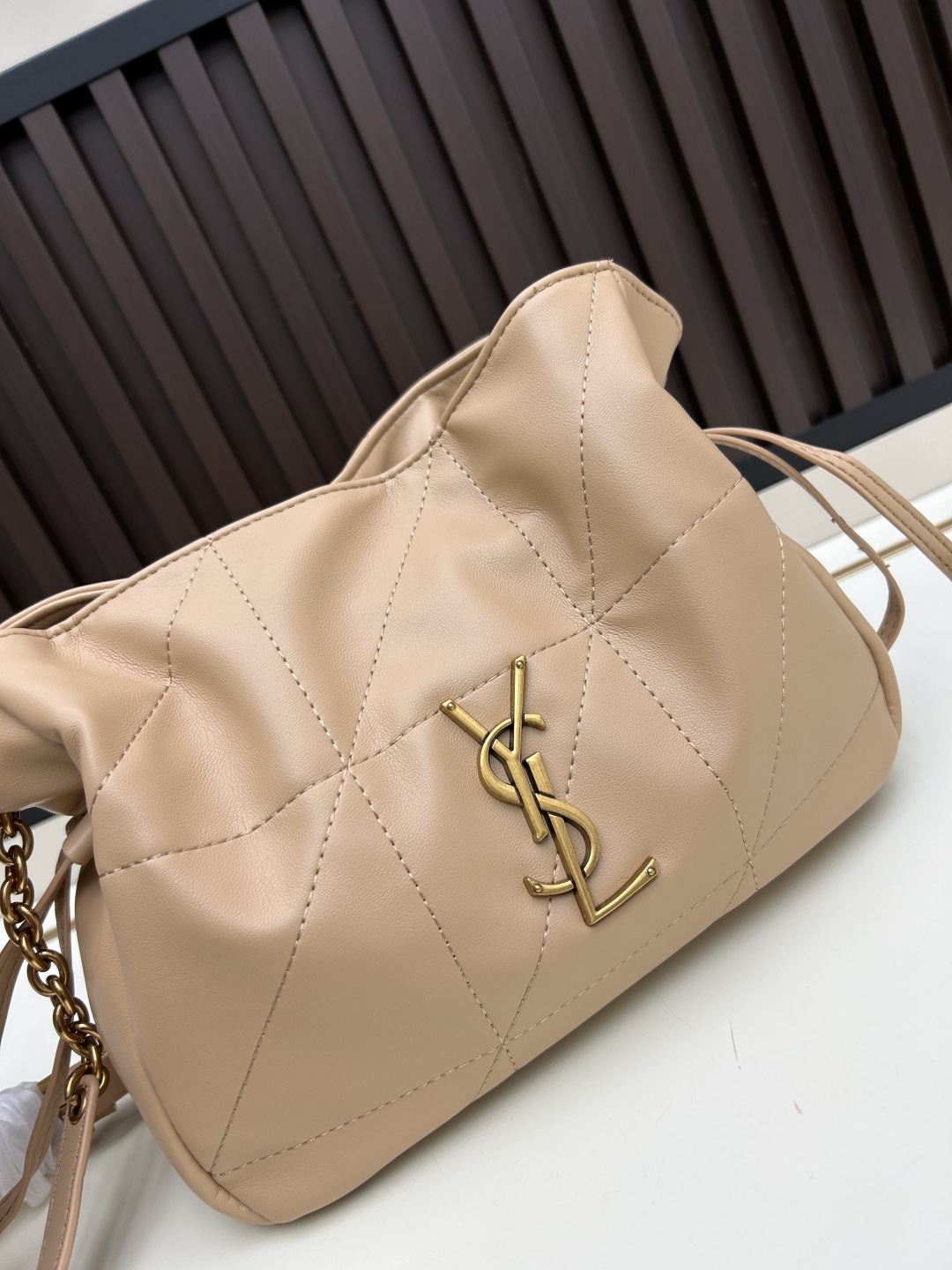 迷你批460💰 JAMIE羊皮革肩背包
JAMIE肩背包,饰以LE CASSANDRE和CARRÉ RIVE GAUCHE明缝线。
这款轻便小巧的手袋搭配链条肩带,可斜挎携带。
抽绳系带可将两侧收紧或展开,打造不同廓形。
袋口尺寸 33,25×19×10
型号 7016