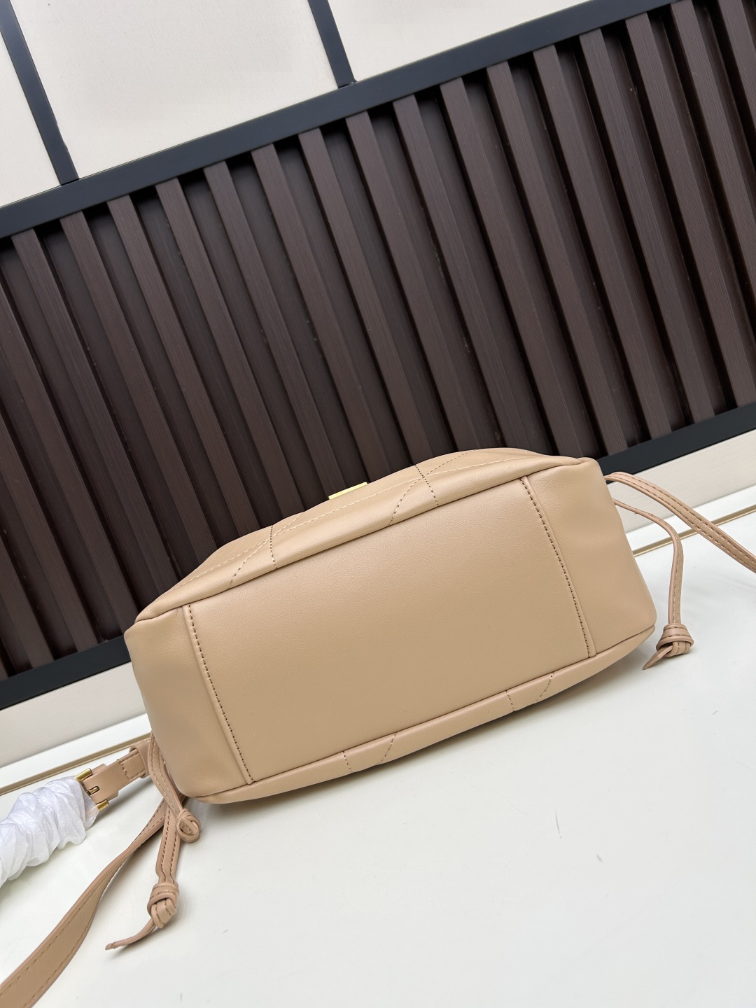 迷你批460💰 JAMIE羊皮革肩背包
JAMIE肩背包,饰以LE CASSANDRE和CARRÉ RIVE GAUCHE明缝线。
这款轻便小巧的手袋搭配链条肩带,可斜挎携带。
抽绳系带可将两侧收紧或展开,打造不同廓形。
袋口尺寸 33,25×19×10
型号 7016