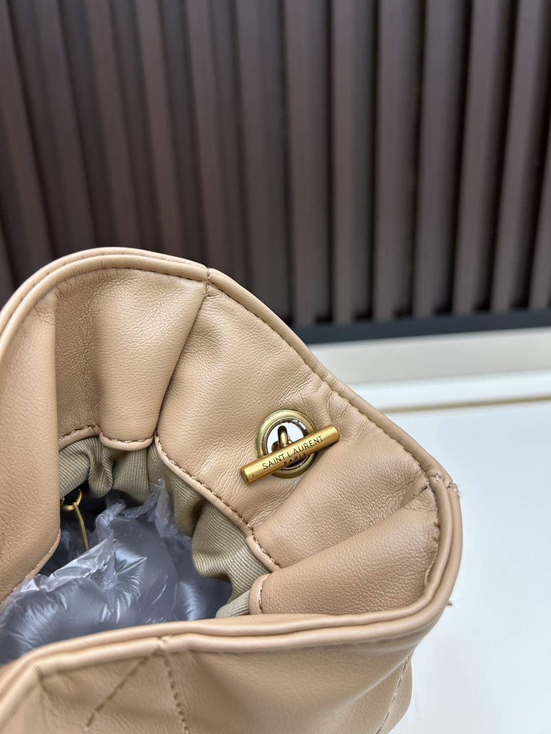 迷你批460💰 JAMIE羊皮革肩背包
JAMIE肩背包,饰以LE CASSANDRE和CARRÉ RIVE GAUCHE明缝线。
这款轻便小巧的手袋搭配链条肩带,可斜挎携带。
抽绳系带可将两侧收紧或展开,打造不同廓形。
袋口尺寸 33,25×19×10
型号 7016