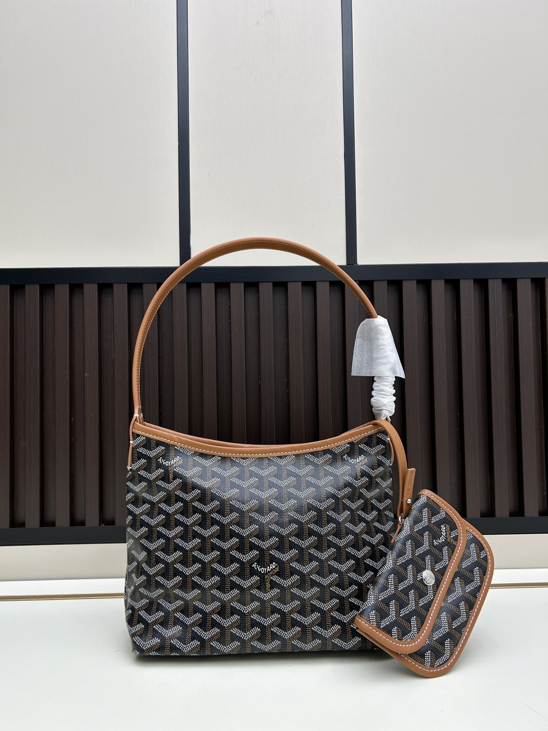 小号批415💰 腋下包 专柜对版-戈雅Goyard《58%》Bohème Hobo包是轻巧、灵活和安全的缩影，这要归功于它的拉链闭合。由于其有宽度的手柄，它作为一个单肩包也非常舒适。它还具有标志性的可拆卸小袋，可通过按扣来封闭袋口。
Size：小号尺寸26x21x10,型号腋下包
Goyardine & Chevroches