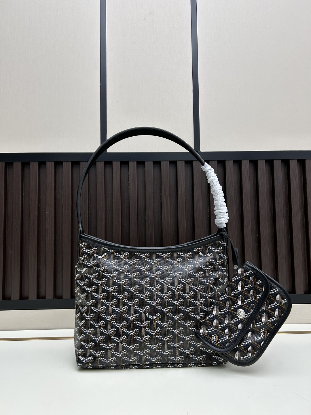 小号批415💰 腋下包 专柜对版-戈雅Goyard《58%》Bohème Hobo包是轻巧、灵活和安全的缩影，这要归功于它的拉链闭合。由于其有宽度的手柄，它作为一个单肩包也非常舒适。它还具有标志性的可拆卸小袋，可通过按扣来封闭袋口。
Size：小号尺寸26x21x10,型号腋下包
Goyardine & Chevroches