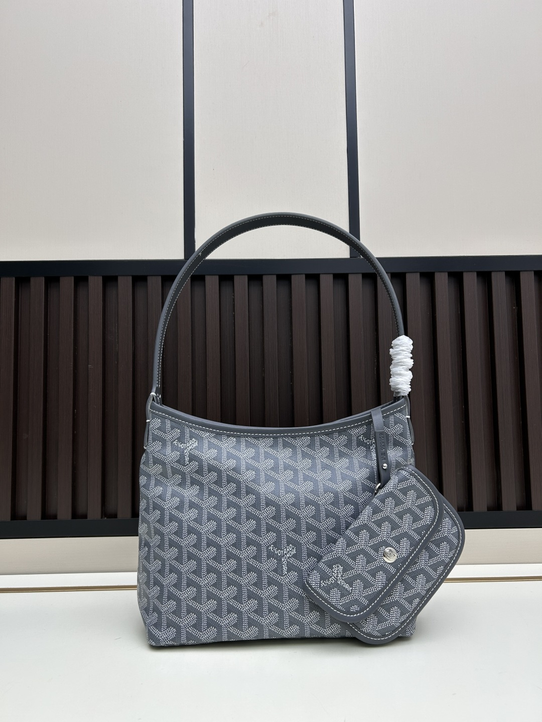 小号批415💰 腋下包 专柜对版-戈雅Goyard《58%》Bohème Hobo包是轻巧、灵活和安全的缩影，这要归功于它的拉链闭合。由于其有宽度的手柄，它作为一个单肩包也非常舒适。它还具有标志性的可拆卸小袋，可通过按扣来封闭袋口。
Size：小号尺寸26x21x10,型号腋下包
Goyardine & Chevroches