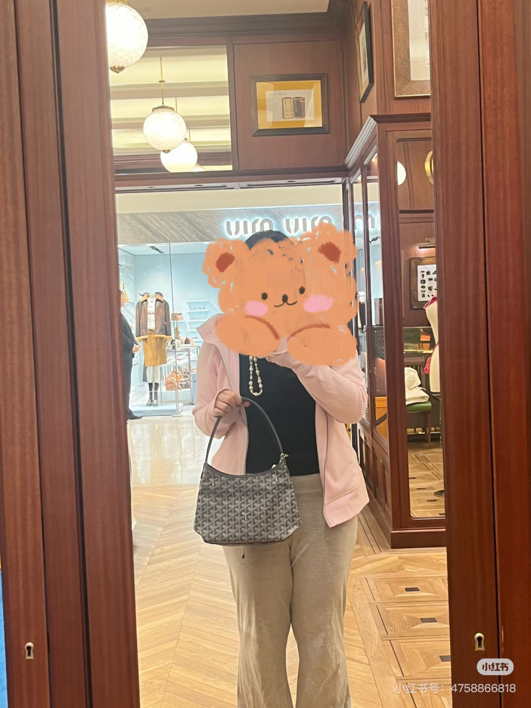 小号批415💰 腋下包 专柜对版-戈雅Goyard《58%》Bohème Hobo包是轻巧、灵活和安全的缩影，这要归功于它的拉链闭合。由于其有宽度的手柄，它作为一个单肩包也非常舒适。它还具有标志性的可拆卸小袋，可通过按扣来封闭袋口。
Size：小号尺寸26x21x10,型号腋下包
Goyardine & Chevroches