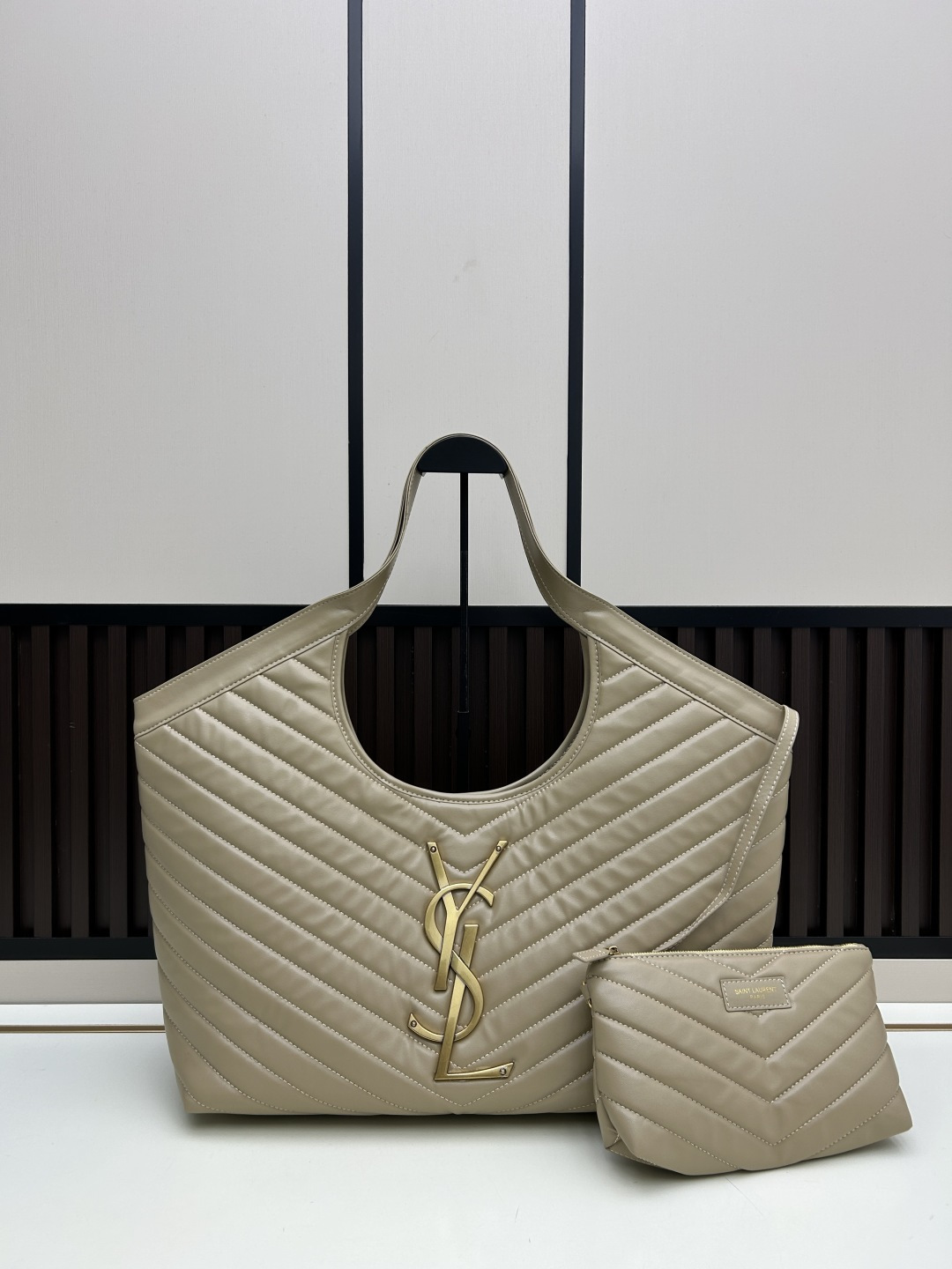 🔥新款批510 -Saint Laurent Paris-YSL圣罗兰经典版型🔥▪️ 𝗜𝗖𝗔𝗥𝗘 ▪️必爆款
随着“小废包”风潮的崛起,各大品牌包包尺寸越做越小,时尚潮人们背着它们凹造型的同时,往往还得另外准备一个大手袋来装手机、水杯、雨伞等日常物品,似乎听到了大家这类的需求,Y家本季新推出一款号称“能够装下生活的一切”的新款包袋ICARE,名字起源于希腊神话人物-伊卡洛斯,纳帕羊皮中央的立体字母组合,前卫又有气场,Y家创意总监也表示这款手袋即将成为品牌最瞩目的新款,对于日常无法依靠小手袋出行的人们,Icare宽敞的大容量设计和简洁干净的造型一定非常适合你!
型号:667#
大包尺寸:开口长度52cm
底部长度40cm
高度(带手腕)53cm
底部侧宽14cm
小包尺寸:22x15x5.5cm