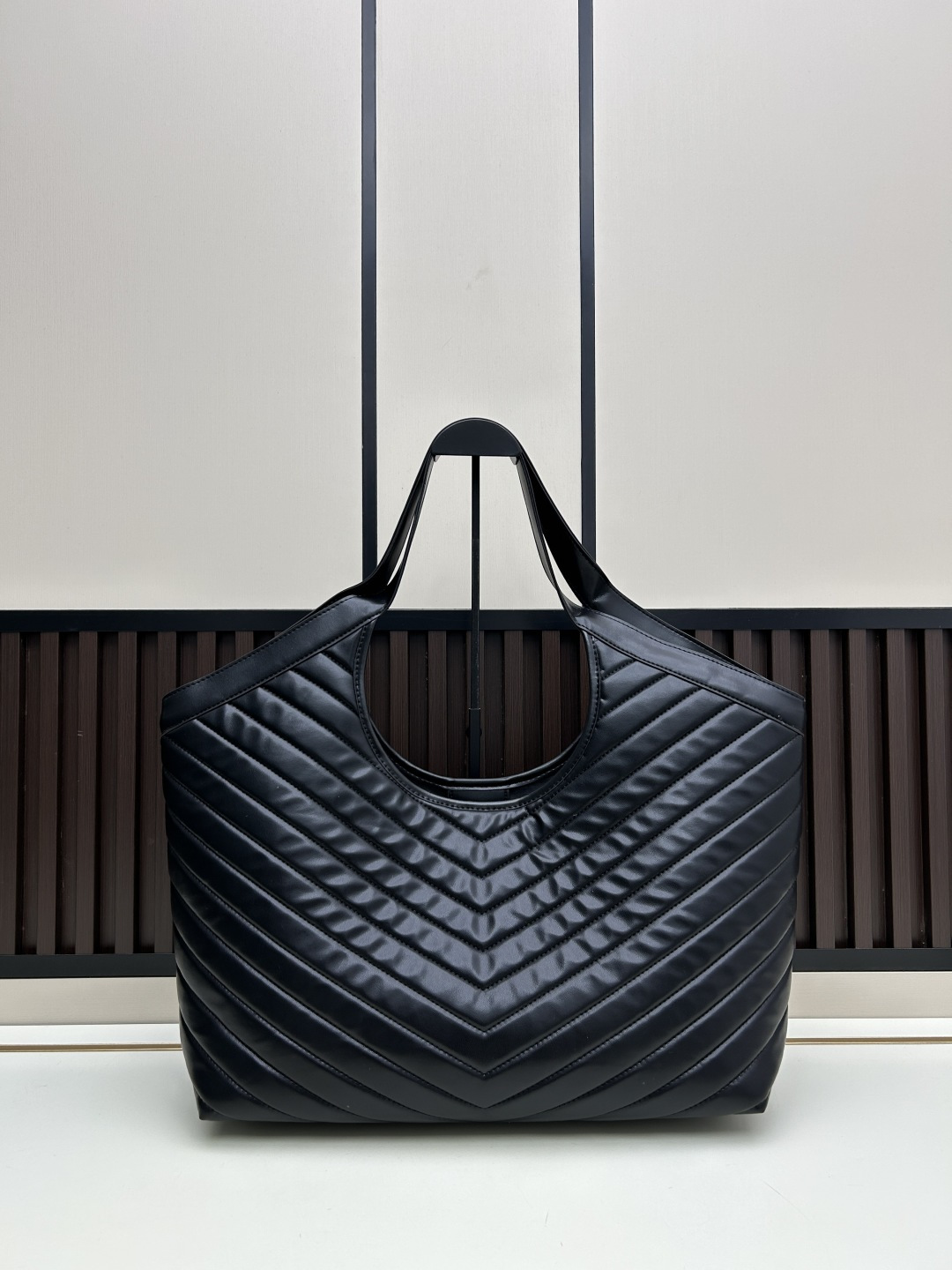 🔥新款批510 -Saint Laurent Paris-YSL圣罗兰经典版型🔥▪️ 𝗜𝗖𝗔𝗥𝗘 ▪️必爆款
随着“小废包”风潮的崛起,各大品牌包包尺寸越做越小,时尚潮人们背着它们凹造型的同时,往往还得另外准备一个大手袋来装手机、水杯、雨伞等日常物品,似乎听到了大家这类的需求,Y家本季新推出一款号称“能够装下生活的一切”的新款包袋ICARE,名字起源于希腊神话人物-伊卡洛斯,纳帕羊皮中央的立体字母组合,前卫又有气场,Y家创意总监也表示这款手袋即将成为品牌最瞩目的新款,对于日常无法依靠小手袋出行的人们,Icare宽敞的大容量设计和简洁干净的造型一定非常适合你!
型号:667#
大包尺寸:开口长度52cm
底部长度40cm
高度(带手腕)53cm
底部侧宽14cm
小包尺寸:22x15x5.5cm