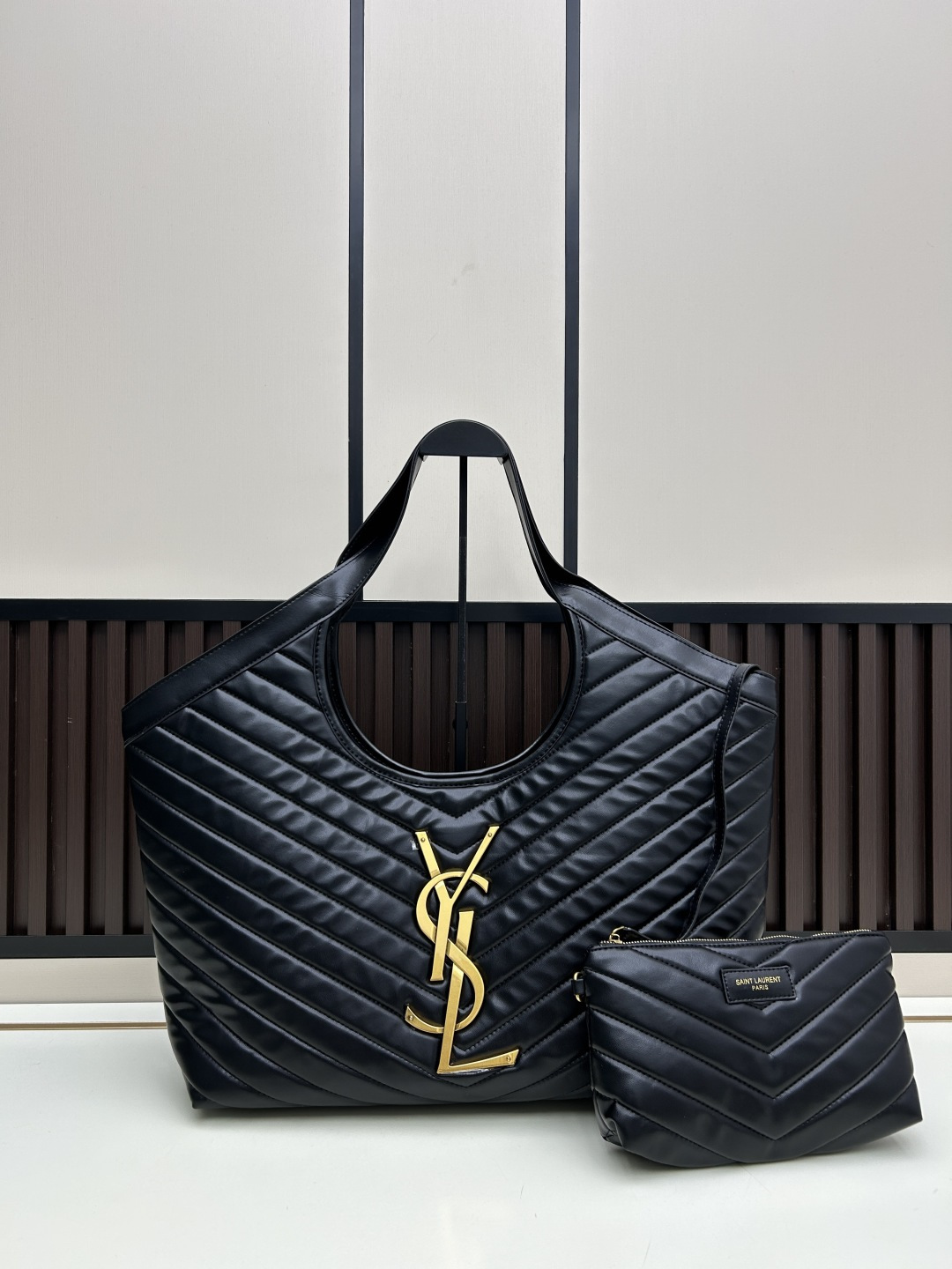 🔥新款批510 -Saint Laurent Paris-YSL圣罗兰经典版型🔥▪️ 𝗜𝗖𝗔𝗥𝗘 ▪️必爆款
随着“小废包”风潮的崛起,各大品牌包包尺寸越做越小,时尚潮人们背着它们凹造型的同时,往往还得另外准备一个大手袋来装手机、水杯、雨伞等日常物品,似乎听到了大家这类的需求,Y家本季新推出一款号称“能够装下生活的一切”的新款包袋ICARE,名字起源于希腊神话人物-伊卡洛斯,纳帕羊皮中央的立体字母组合,前卫又有气场,Y家创意总监也表示这款手袋即将成为品牌最瞩目的新款,对于日常无法依靠小手袋出行的人们,Icare宽敞的大容量设计和简洁干净的造型一定非常适合你!
型号:667#
大包尺寸:开口长度52cm
底部长度40cm
高度(带手腕)53cm
底部侧宽14cm
小包尺寸:22x15x5.5cm