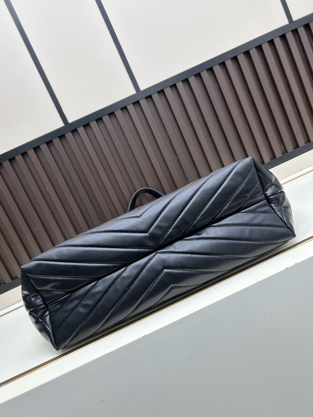 🔥新款批510 -Saint Laurent Paris-YSL圣罗兰经典版型🔥▪️ 𝗜𝗖𝗔𝗥𝗘 ▪️必爆款
随着“小废包”风潮的崛起,各大品牌包包尺寸越做越小,时尚潮人们背着它们凹造型的同时,往往还得另外准备一个大手袋来装手机、水杯、雨伞等日常物品,似乎听到了大家这类的需求,Y家本季新推出一款号称“能够装下生活的一切”的新款包袋ICARE,名字起源于希腊神话人物-伊卡洛斯,纳帕羊皮中央的立体字母组合,前卫又有气场,Y家创意总监也表示这款手袋即将成为品牌最瞩目的新款,对于日常无法依靠小手袋出行的人们,Icare宽敞的大容量设计和简洁干净的造型一定非常适合你!
型号:667#
大包尺寸:开口长度52cm
底部长度40cm
高度(带手腕)53cm
底部侧宽14cm
小包尺寸:22x15x5.5cm