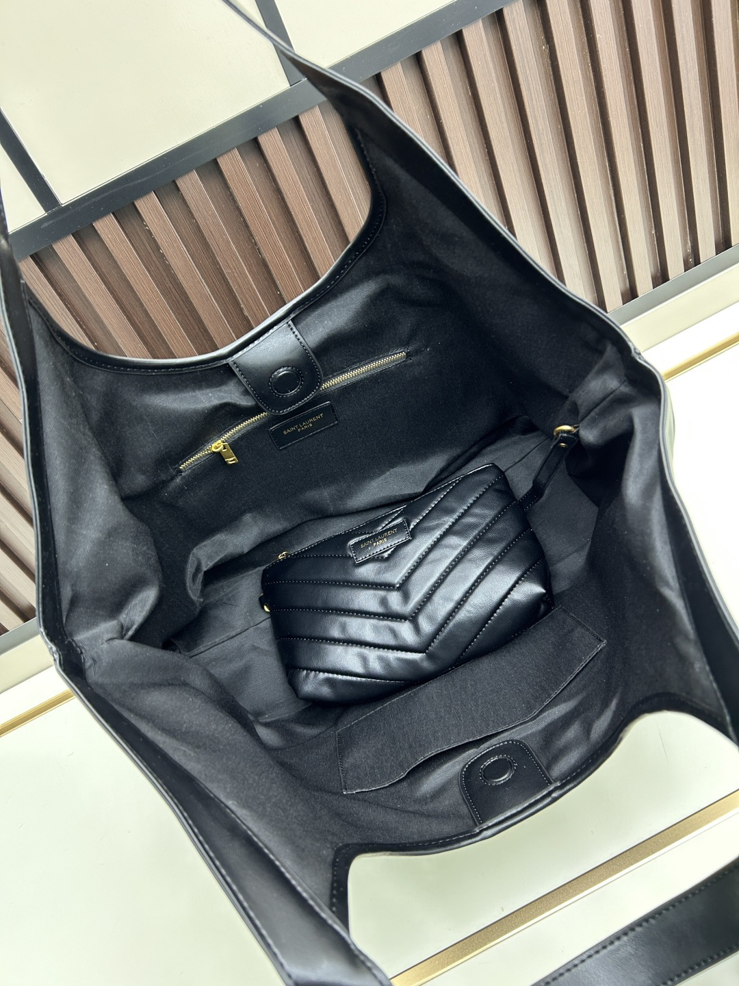 🔥新款批510 -Saint Laurent Paris-YSL圣罗兰经典版型🔥▪️ 𝗜𝗖𝗔𝗥𝗘 ▪️必爆款
随着“小废包”风潮的崛起,各大品牌包包尺寸越做越小,时尚潮人们背着它们凹造型的同时,往往还得另外准备一个大手袋来装手机、水杯、雨伞等日常物品,似乎听到了大家这类的需求,Y家本季新推出一款号称“能够装下生活的一切”的新款包袋ICARE,名字起源于希腊神话人物-伊卡洛斯,纳帕羊皮中央的立体字母组合,前卫又有气场,Y家创意总监也表示这款手袋即将成为品牌最瞩目的新款,对于日常无法依靠小手袋出行的人们,Icare宽敞的大容量设计和简洁干净的造型一定非常适合你!
型号:667#
大包尺寸:开口长度52cm
底部长度40cm
高度(带手腕)53cm
底部侧宽14cm
小包尺寸:22x15x5.5cm