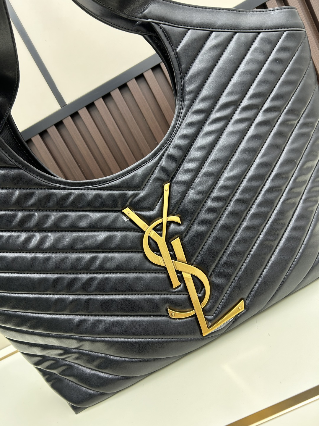 🔥新款批510 -Saint Laurent Paris-YSL圣罗兰经典版型🔥▪️ 𝗜𝗖𝗔𝗥𝗘 ▪️必爆款
随着“小废包”风潮的崛起,各大品牌包包尺寸越做越小,时尚潮人们背着它们凹造型的同时,往往还得另外准备一个大手袋来装手机、水杯、雨伞等日常物品,似乎听到了大家这类的需求,Y家本季新推出一款号称“能够装下生活的一切”的新款包袋ICARE,名字起源于希腊神话人物-伊卡洛斯,纳帕羊皮中央的立体字母组合,前卫又有气场,Y家创意总监也表示这款手袋即将成为品牌最瞩目的新款,对于日常无法依靠小手袋出行的人们,Icare宽敞的大容量设计和简洁干净的造型一定非常适合你!
型号:667#
大包尺寸:开口长度52cm
底部长度40cm
高度(带手腕)53cm
底部侧宽14cm
小包尺寸:22x15x5.5cm