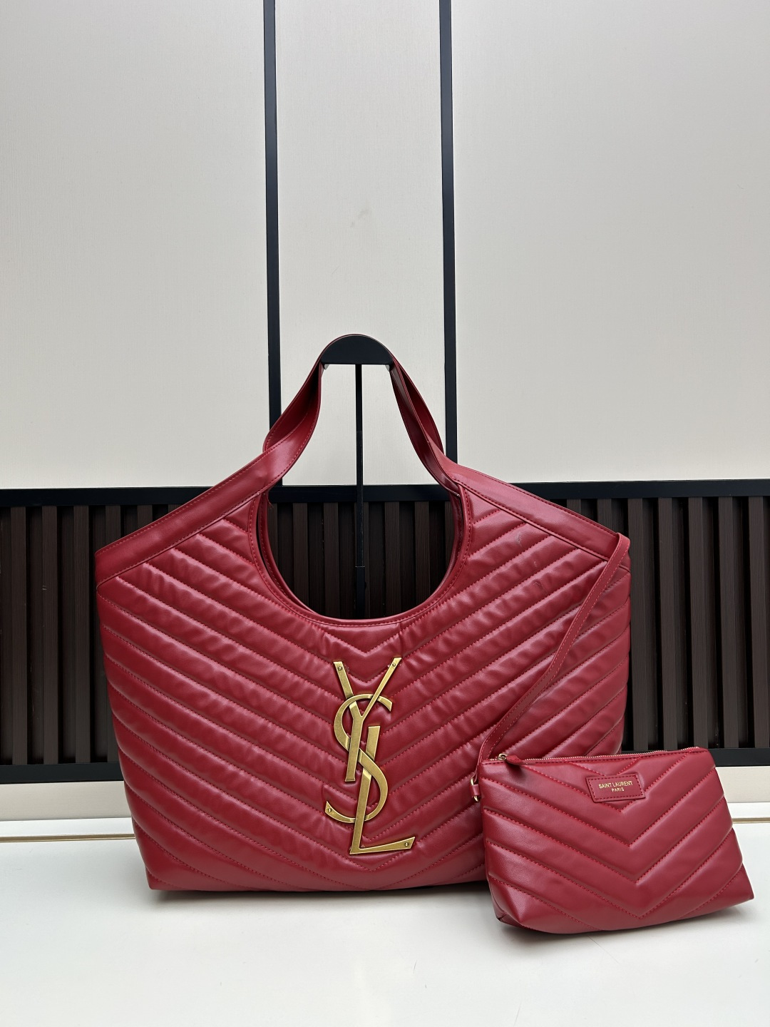 🔥新款批510 -Saint Laurent Paris-YSL圣罗兰经典版型🔥▪️ 𝗜𝗖𝗔𝗥𝗘 ▪️必爆款
随着“小废包”风潮的崛起,各大品牌包包尺寸越做越小,时尚潮人们背着它们凹造型的同时,往往还得另外准备一个大手袋来装手机、水杯、雨伞等日常物品,似乎听到了大家这类的需求,Y家本季新推出一款号称“能够装下生活的一切”的新款包袋ICARE,名字起源于希腊神话人物-伊卡洛斯,纳帕羊皮中央的立体字母组合,前卫又有气场,Y家创意总监也表示这款手袋即将成为品牌最瞩目的新款,对于日常无法依靠小手袋出行的人们,Icare宽敞的大容量设计和简洁干净的造型一定非常适合你!
型号:667#
大包尺寸:开口长度52cm
底部长度40cm
高度(带手腕)53cm
底部侧宽14cm
小包尺寸:22x15x5.5cm
