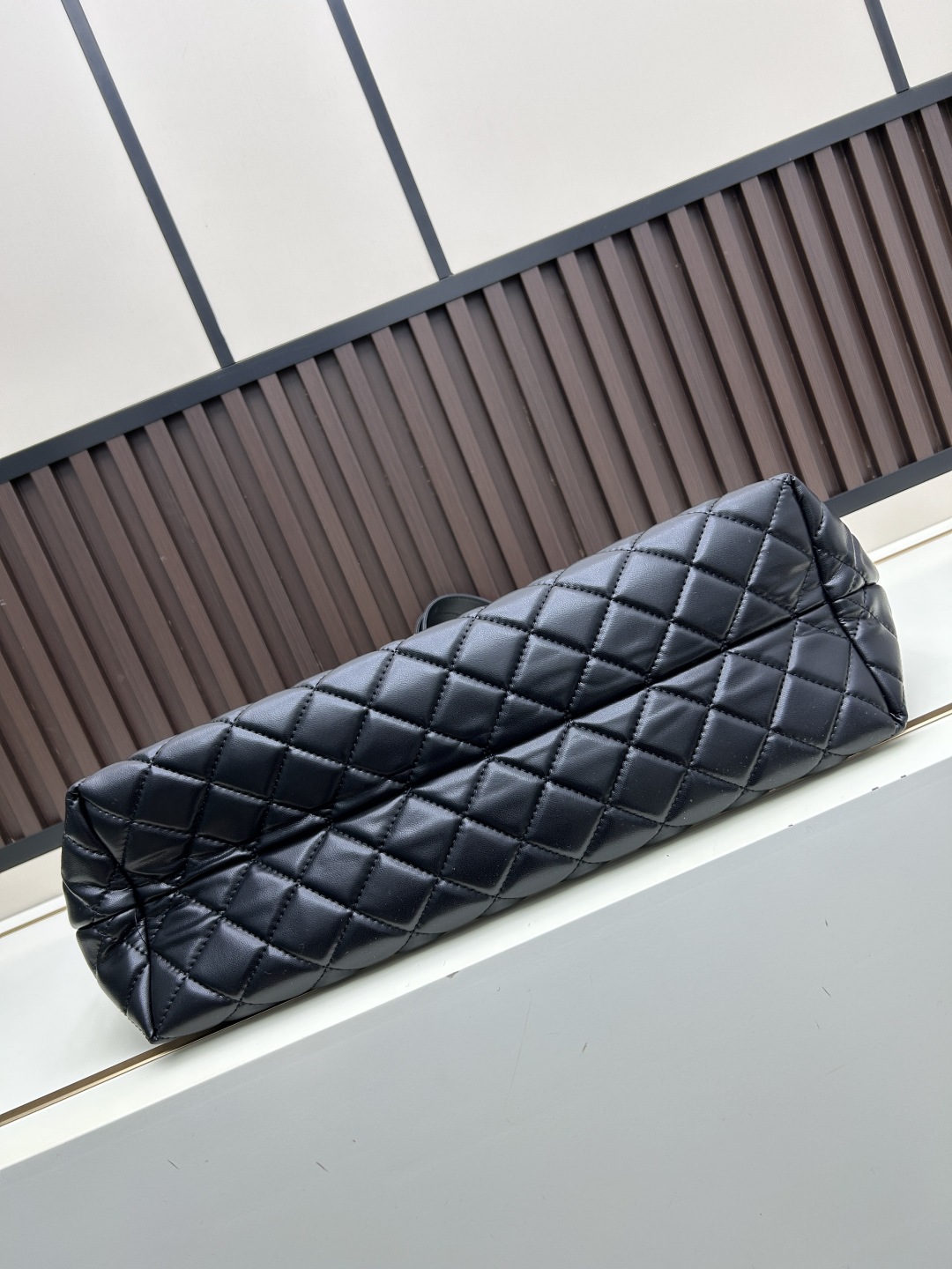 🔥新款批510 -Saint Laurent Paris-YSL圣罗兰经典版型🔥▪️ 𝗜𝗖𝗔𝗥𝗘 ▪️必爆款
随着“小废包”风潮的崛起,各大品牌包包尺寸越做越小,时尚潮人们背着它们凹造型的同时,往往还得另外准备一个大手袋来装手机、水杯、雨伞等日常物品,似乎听到了大家这类的需求,Y家本季新推出一款号称“能够装下生活的一切”的新款包袋ICARE,名字起源于希腊神话人物-伊卡洛斯,纳帕羊皮中央的立体字母组合,前卫又有气场,Y家创意总监也表示这款手袋即将成为品牌最瞩目的新款,对于日常无法依靠小手袋出行的人们,Icare宽敞的大容量设计和简洁干净的造型一定非常适合你!
型号:667#
大包尺寸:开口长度52cm
底部长度40cm
高度(带手腕)53cm
底部侧宽14cm
小包尺寸:22x15x5.5cm