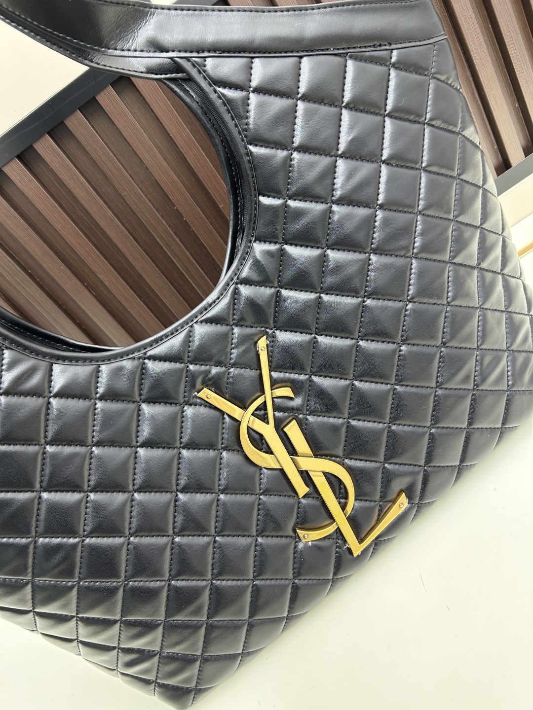 🔥新款批510 -Saint Laurent Paris-YSL圣罗兰经典版型🔥▪️ 𝗜𝗖𝗔𝗥𝗘 ▪️必爆款
随着“小废包”风潮的崛起,各大品牌包包尺寸越做越小,时尚潮人们背着它们凹造型的同时,往往还得另外准备一个大手袋来装手机、水杯、雨伞等日常物品,似乎听到了大家这类的需求,Y家本季新推出一款号称“能够装下生活的一切”的新款包袋ICARE,名字起源于希腊神话人物-伊卡洛斯,纳帕羊皮中央的立体字母组合,前卫又有气场,Y家创意总监也表示这款手袋即将成为品牌最瞩目的新款,对于日常无法依靠小手袋出行的人们,Icare宽敞的大容量设计和简洁干净的造型一定非常适合你!
型号:667#
大包尺寸:开口长度52cm
底部长度40cm
高度(带手腕)53cm
底部侧宽14cm
小包尺寸:22x15x5.5cm