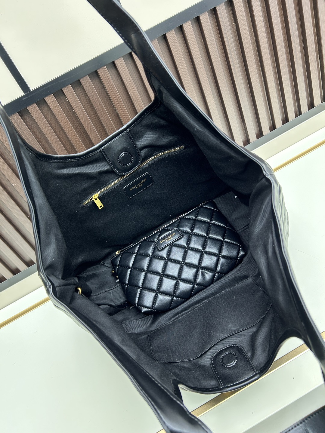 🔥新款批510 -Saint Laurent Paris-YSL圣罗兰经典版型🔥▪️ 𝗜𝗖𝗔𝗥𝗘 ▪️必爆款
随着“小废包”风潮的崛起,各大品牌包包尺寸越做越小,时尚潮人们背着它们凹造型的同时,往往还得另外准备一个大手袋来装手机、水杯、雨伞等日常物品,似乎听到了大家这类的需求,Y家本季新推出一款号称“能够装下生活的一切”的新款包袋ICARE,名字起源于希腊神话人物-伊卡洛斯,纳帕羊皮中央的立体字母组合,前卫又有气场,Y家创意总监也表示这款手袋即将成为品牌最瞩目的新款,对于日常无法依靠小手袋出行的人们,Icare宽敞的大容量设计和简洁干净的造型一定非常适合你!
型号:667#
大包尺寸:开口长度52cm
底部长度40cm
高度(带手腕)53cm
底部侧宽14cm
小包尺寸:22x15x5.5cm