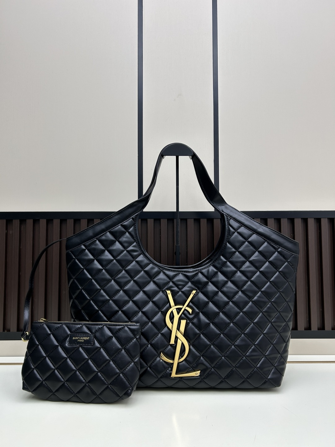 🔥新款批510 -Saint Laurent Paris-YSL圣罗兰经典版型🔥▪️ 𝗜𝗖𝗔𝗥𝗘 ▪️必爆款
随着“小废包”风潮的崛起,各大品牌包包尺寸越做越小,时尚潮人们背着它们凹造型的同时,往往还得另外准备一个大手袋来装手机、水杯、雨伞等日常物品,似乎听到了大家这类的需求,Y家本季新推出一款号称“能够装下生活的一切”的新款包袋ICARE,名字起源于希腊神话人物-伊卡洛斯,纳帕羊皮中央的立体字母组合,前卫又有气场,Y家创意总监也表示这款手袋即将成为品牌最瞩目的新款,对于日常无法依靠小手袋出行的人们,Icare宽敞的大容量设计和简洁干净的造型一定非常适合你!
型号:667#
大包尺寸:开口长度52cm
底部长度40cm
高度(带手腕)53cm
底部侧宽14cm
小包尺寸:22x15x5.5cm