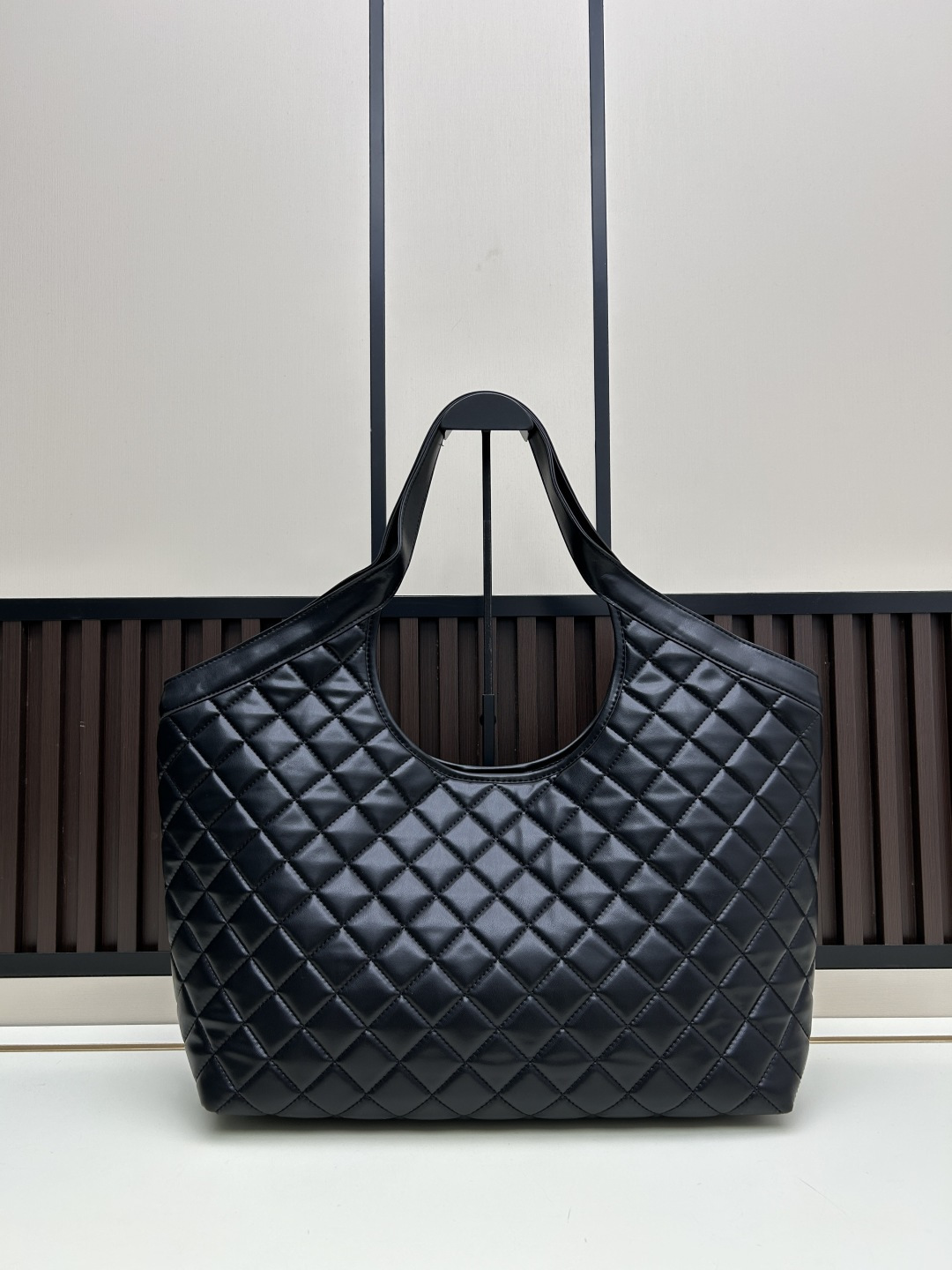 🔥新款批510 -Saint Laurent Paris-YSL圣罗兰经典版型🔥▪️ 𝗜𝗖𝗔𝗥𝗘 ▪️必爆款
随着“小废包”风潮的崛起,各大品牌包包尺寸越做越小,时尚潮人们背着它们凹造型的同时,往往还得另外准备一个大手袋来装手机、水杯、雨伞等日常物品,似乎听到了大家这类的需求,Y家本季新推出一款号称“能够装下生活的一切”的新款包袋ICARE,名字起源于希腊神话人物-伊卡洛斯,纳帕羊皮中央的立体字母组合,前卫又有气场,Y家创意总监也表示这款手袋即将成为品牌最瞩目的新款,对于日常无法依靠小手袋出行的人们,Icare宽敞的大容量设计和简洁干净的造型一定非常适合你!
型号:667#
大包尺寸:开口长度52cm
底部长度40cm
高度(带手腕)53cm
底部侧宽14cm
小包尺寸:22x15x5.5cm