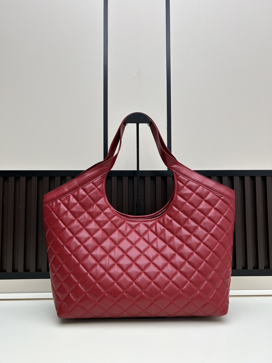 🔥新款批510 -Saint Laurent Paris-YSL圣罗兰经典版型🔥▪️ 𝗜𝗖𝗔𝗥𝗘 ▪️必爆款
随着“小废包”风潮的崛起,各大品牌包包尺寸越做越小,时尚潮人们背着它们凹造型的同时,往往还得另外准备一个大手袋来装手机、水杯、雨伞等日常物品,似乎听到了大家这类的需求,Y家本季新推出一款号称“能够装下生活的一切”的新款包袋ICARE,名字起源于希腊神话人物-伊卡洛斯,纳帕羊皮中央的立体字母组合,前卫又有气场,Y家创意总监也表示这款手袋即将成为品牌最瞩目的新款,对于日常无法依靠小手袋出行的人们,Icare宽敞的大容量设计和简洁干净的造型一定非常适合你!
型号:667#
大包尺寸:开口长度52cm
底部长度40cm
高度(带手腕)53cm
底部侧宽14cm
小包尺寸:22x15x5.5cm