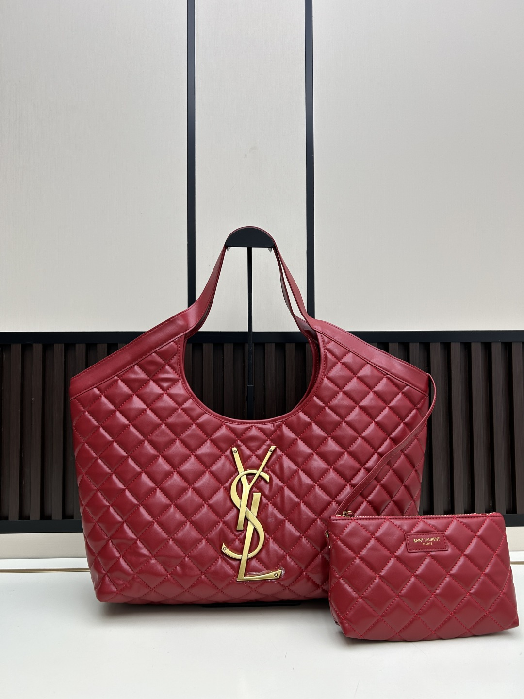 🔥新款批510 -Saint Laurent Paris-YSL圣罗兰经典版型🔥▪️ 𝗜𝗖𝗔𝗥𝗘 ▪️必爆款
随着“小废包”风潮的崛起,各大品牌包包尺寸越做越小,时尚潮人们背着它们凹造型的同时,往往还得另外准备一个大手袋来装手机、水杯、雨伞等日常物品,似乎听到了大家这类的需求,Y家本季新推出一款号称“能够装下生活的一切”的新款包袋ICARE,名字起源于希腊神话人物-伊卡洛斯,纳帕羊皮中央的立体字母组合,前卫又有气场,Y家创意总监也表示这款手袋即将成为品牌最瞩目的新款,对于日常无法依靠小手袋出行的人们,Icare宽敞的大容量设计和简洁干净的造型一定非常适合你!
型号:667#
大包尺寸:开口长度52cm
底部长度40cm
高度(带手腕)53cm
底部侧宽14cm
小包尺寸:22x15x5.5cm
