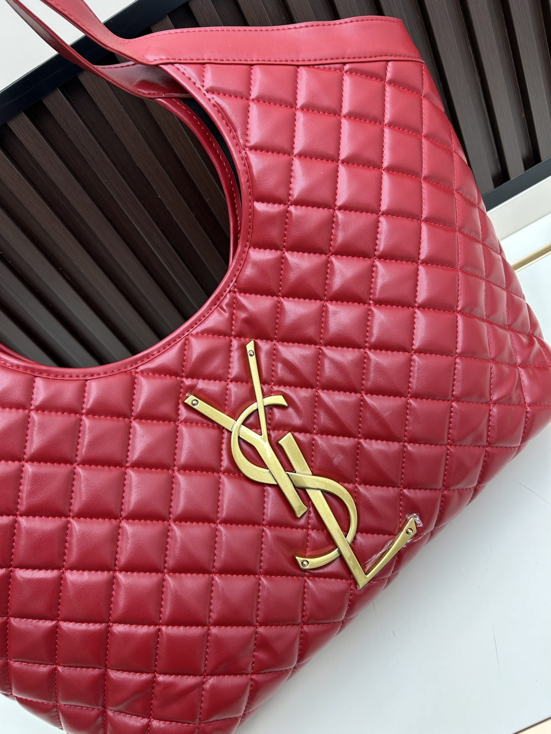 🔥新款批510 -Saint Laurent Paris-YSL圣罗兰经典版型🔥▪️ 𝗜𝗖𝗔𝗥𝗘 ▪️必爆款
随着“小废包”风潮的崛起,各大品牌包包尺寸越做越小,时尚潮人们背着它们凹造型的同时,往往还得另外准备一个大手袋来装手机、水杯、雨伞等日常物品,似乎听到了大家这类的需求,Y家本季新推出一款号称“能够装下生活的一切”的新款包袋ICARE,名字起源于希腊神话人物-伊卡洛斯,纳帕羊皮中央的立体字母组合,前卫又有气场,Y家创意总监也表示这款手袋即将成为品牌最瞩目的新款,对于日常无法依靠小手袋出行的人们,Icare宽敞的大容量设计和简洁干净的造型一定非常适合你!
型号:667#
大包尺寸:开口长度52cm
底部长度40cm
高度(带手腕)53cm
底部侧宽14cm
小包尺寸:22x15x5.5cm