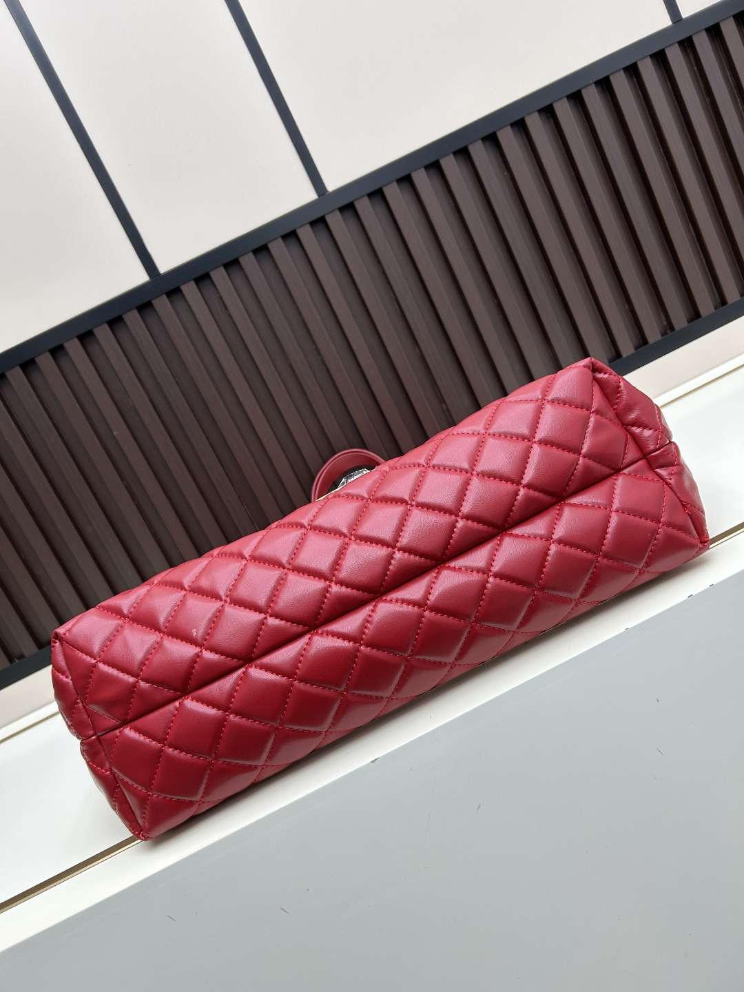 🔥新款批510 -Saint Laurent Paris-YSL圣罗兰经典版型🔥▪️ 𝗜𝗖𝗔𝗥𝗘 ▪️必爆款
随着“小废包”风潮的崛起,各大品牌包包尺寸越做越小,时尚潮人们背着它们凹造型的同时,往往还得另外准备一个大手袋来装手机、水杯、雨伞等日常物品,似乎听到了大家这类的需求,Y家本季新推出一款号称“能够装下生活的一切”的新款包袋ICARE,名字起源于希腊神话人物-伊卡洛斯,纳帕羊皮中央的立体字母组合,前卫又有气场,Y家创意总监也表示这款手袋即将成为品牌最瞩目的新款,对于日常无法依靠小手袋出行的人们,Icare宽敞的大容量设计和简洁干净的造型一定非常适合你!
型号:667#
大包尺寸:开口长度52cm
底部长度40cm
高度(带手腕)53cm
底部侧宽14cm
小包尺寸:22x15x5.5cm