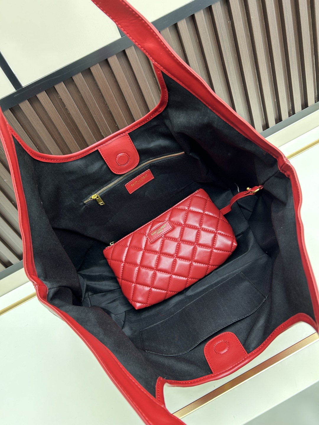 🔥新款批510 -Saint Laurent Paris-YSL圣罗兰经典版型🔥▪️ 𝗜𝗖𝗔𝗥𝗘 ▪️必爆款
随着“小废包”风潮的崛起,各大品牌包包尺寸越做越小,时尚潮人们背着它们凹造型的同时,往往还得另外准备一个大手袋来装手机、水杯、雨伞等日常物品,似乎听到了大家这类的需求,Y家本季新推出一款号称“能够装下生活的一切”的新款包袋ICARE,名字起源于希腊神话人物-伊卡洛斯,纳帕羊皮中央的立体字母组合,前卫又有气场,Y家创意总监也表示这款手袋即将成为品牌最瞩目的新款,对于日常无法依靠小手袋出行的人们,Icare宽敞的大容量设计和简洁干净的造型一定非常适合你!
型号:667#
大包尺寸:开口长度52cm
底部长度40cm
高度(带手腕)53cm
底部侧宽14cm
小包尺寸:22x15x5.5cm