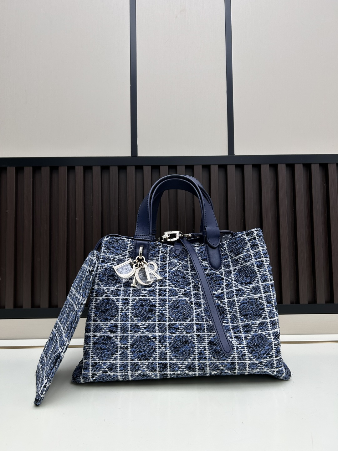 批470 DIOR TOUJOURS 手袋❤️全新升级
这款 Dior Toujours 手袋休闲实用的设计别具一格。采用枣红牛皮革精心制作，饰以超大藤格纹缉面线，宽敞的内部隔层搭配小袋，可整齐收纳各种日常用品。设有皮革系带开合，可安全收纳各种物品，另有 CD Lock 字母 D 旋钮式开合，可调节两侧，提升格调。大号款式，皮革手柄带有可调节细节，可手提或肩背。
尺寸：37厘米
编码：00740
材质：牛皮配毛呢