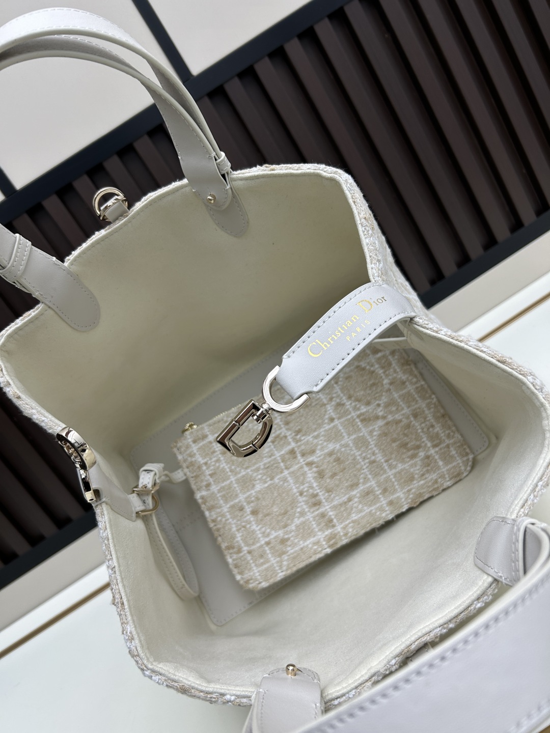 批470 DIOR TOUJOURS 手袋❤️全新升级
这款 Dior Toujours 手袋休闲实用的设计别具一格。采用枣红牛皮革精心制作,饰以超大藤格纹缉面线,宽敞的内部隔层搭配小袋,可整齐收纳各种日常用品。设有皮革系带开合,可安全收纳各种物品,另有 CD Lock 字母 D 旋钮式开合,可调节两侧,提升格调。大号款式,皮革手柄带有可调节细节,可手提或肩背。
尺寸:37厘米
编码:00740
材质:牛皮配毛呢