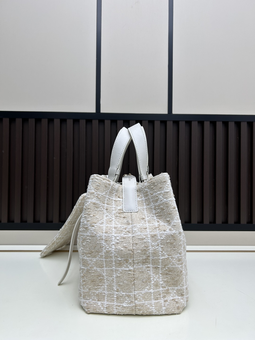 批470 DIOR TOUJOURS 手袋❤️全新升级
这款 Dior Toujours 手袋休闲实用的设计别具一格。采用枣红牛皮革精心制作,饰以超大藤格纹缉面线,宽敞的内部隔层搭配小袋,可整齐收纳各种日常用品。设有皮革系带开合,可安全收纳各种物品,另有 CD Lock 字母 D 旋钮式开合,可调节两侧,提升格调。大号款式,皮革手柄带有可调节细节,可手提或肩背。
尺寸:37厘米
编码:00740
材质:牛皮配毛呢