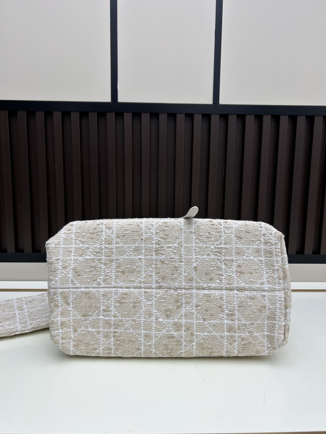 批470 DIOR TOUJOURS 手袋❤️全新升级
这款 Dior Toujours 手袋休闲实用的设计别具一格。采用枣红牛皮革精心制作,饰以超大藤格纹缉面线,宽敞的内部隔层搭配小袋,可整齐收纳各种日常用品。设有皮革系带开合,可安全收纳各种物品,另有 CD Lock 字母 D 旋钮式开合,可调节两侧,提升格调。大号款式,皮革手柄带有可调节细节,可手提或肩背。
尺寸:37厘米
编码:00740
材质:牛皮配毛呢